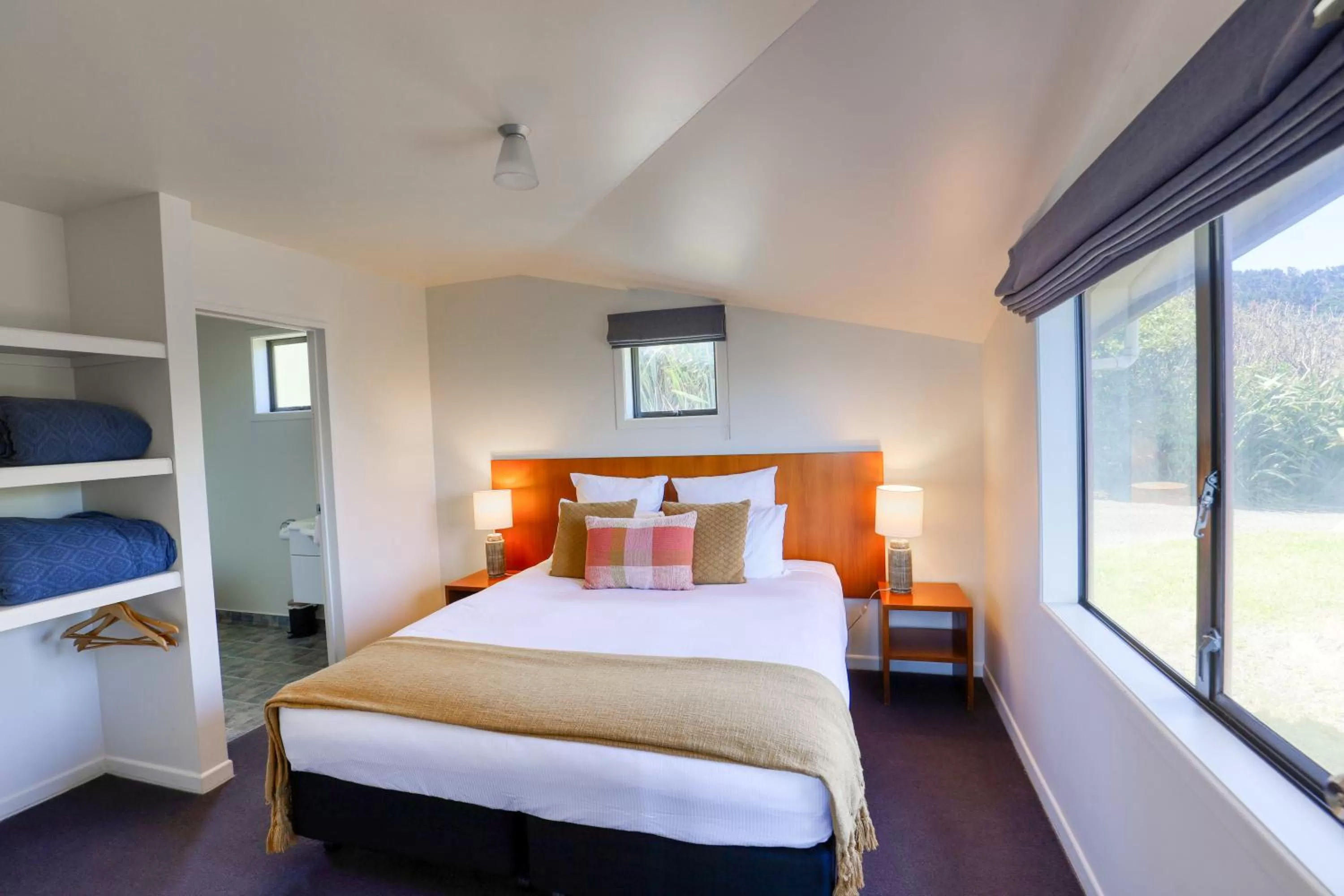 Bedroom, Bed in Castaways Resort