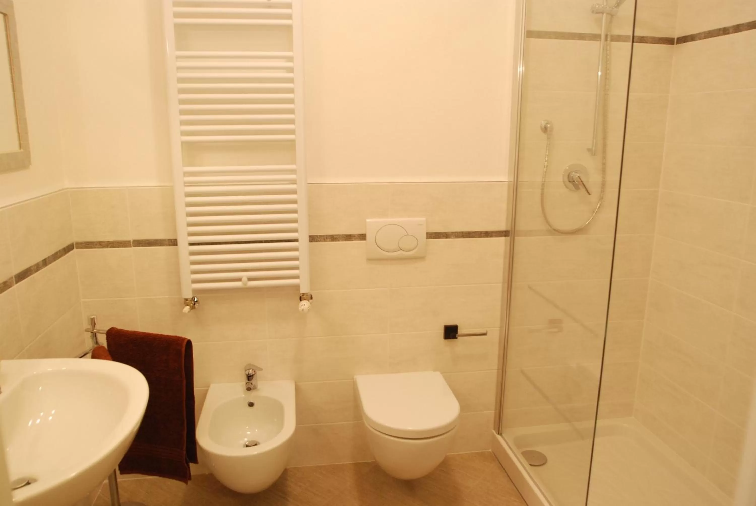 Shower in B&B Fiera Maglo'