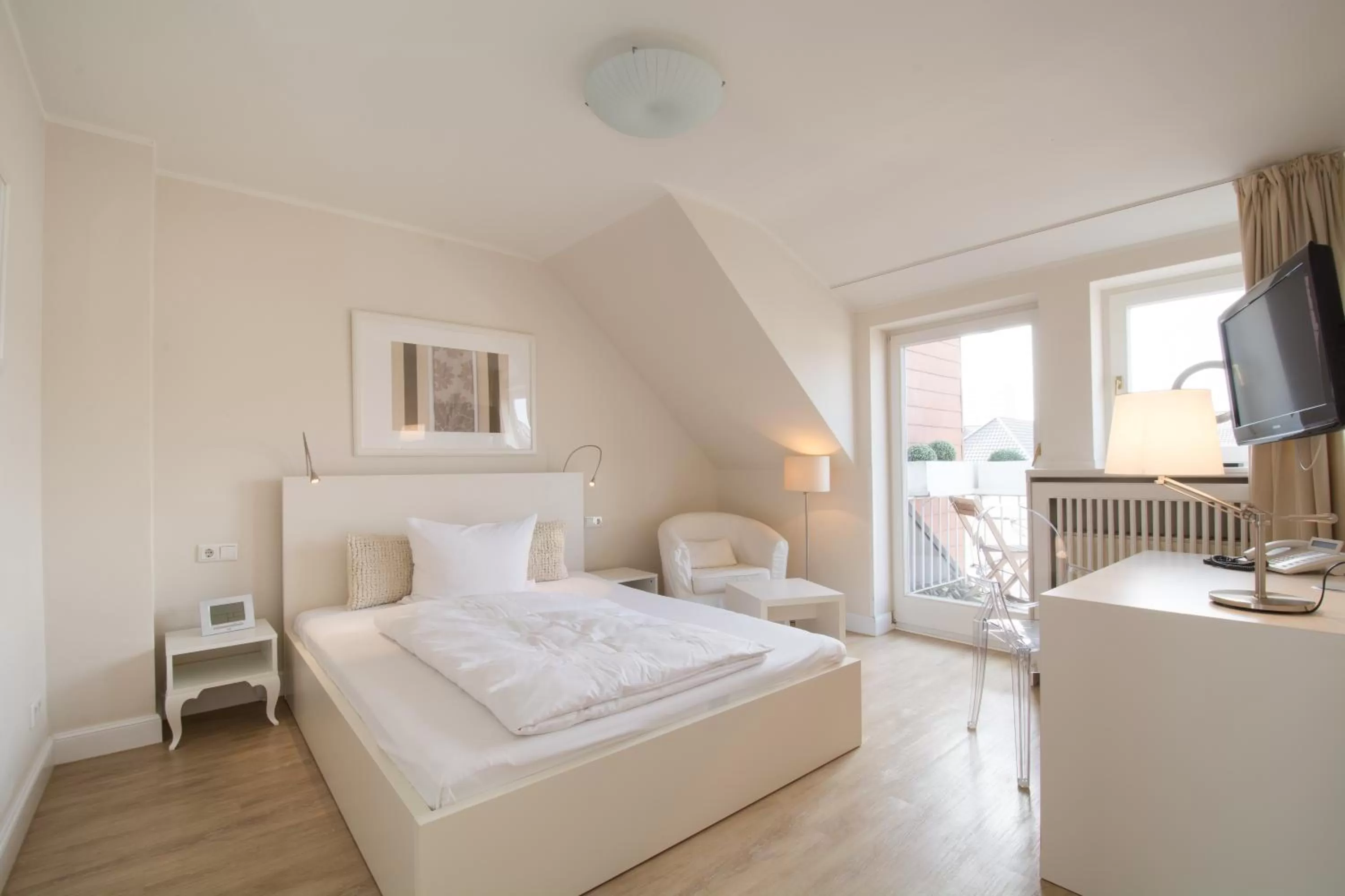 Photo of the whole room, Bed in Carlstadt Suites Düsseldorf