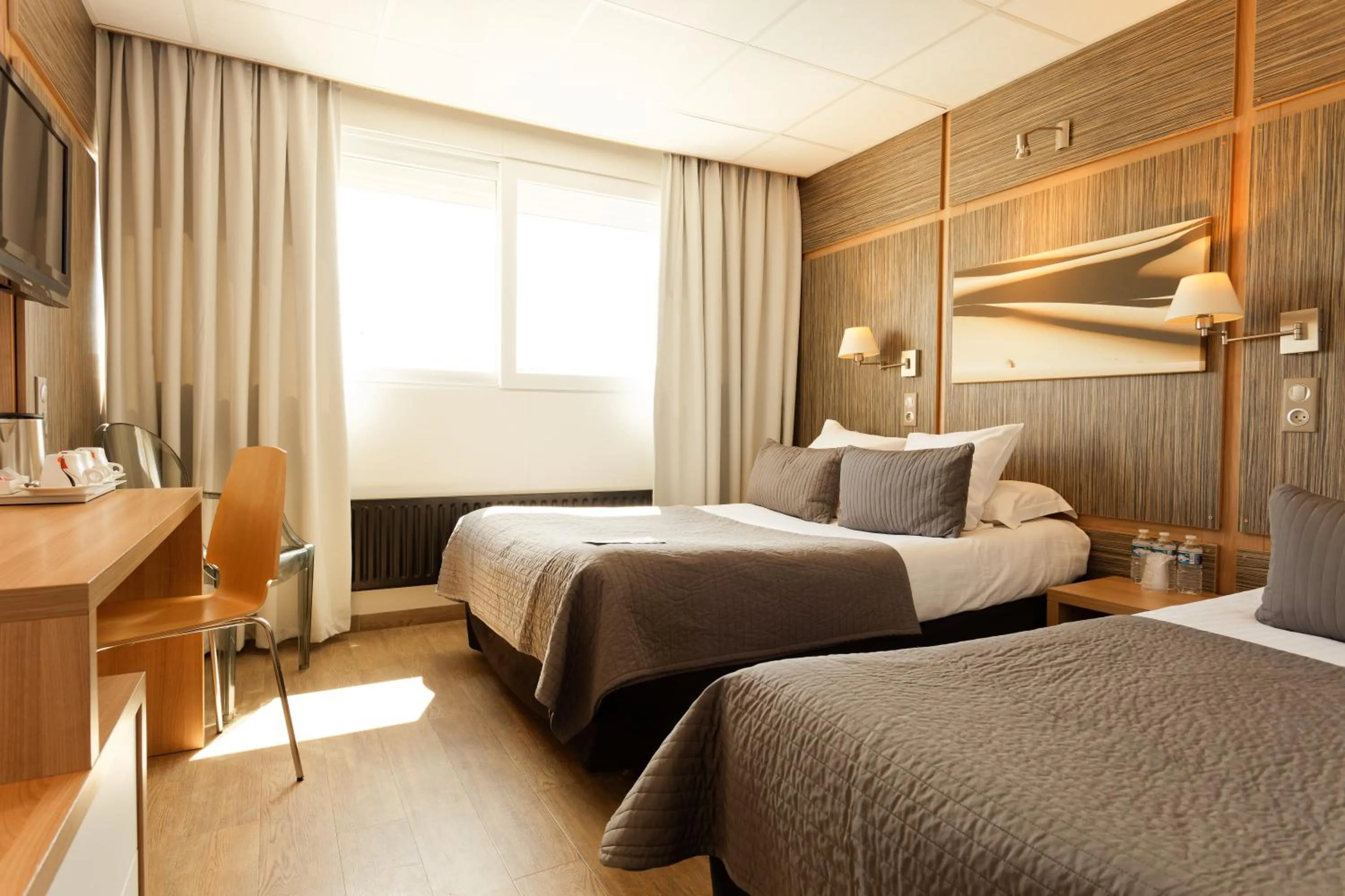 Bedroom, Bed in The Originals Boutique, Hôtel Neptune, Montpellier Sud