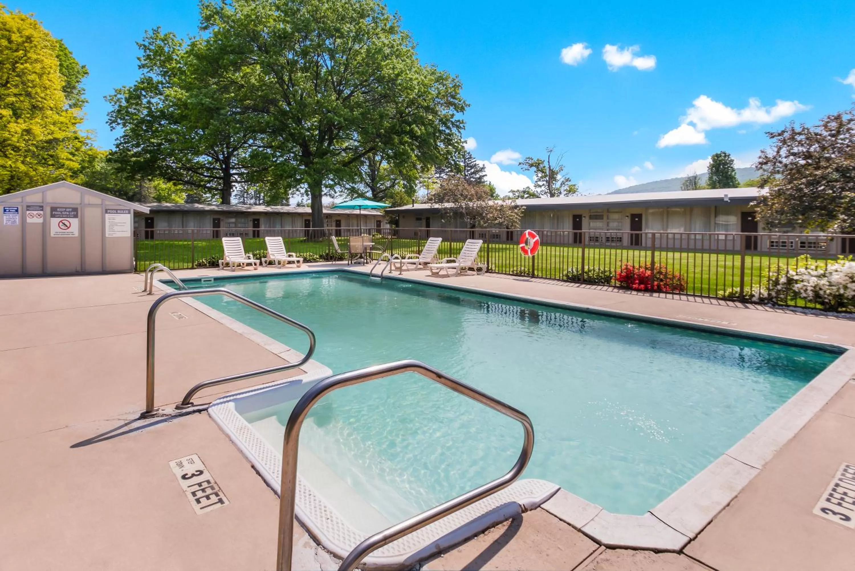 Swimming pool in Americas Best Value Inn-Painted Post