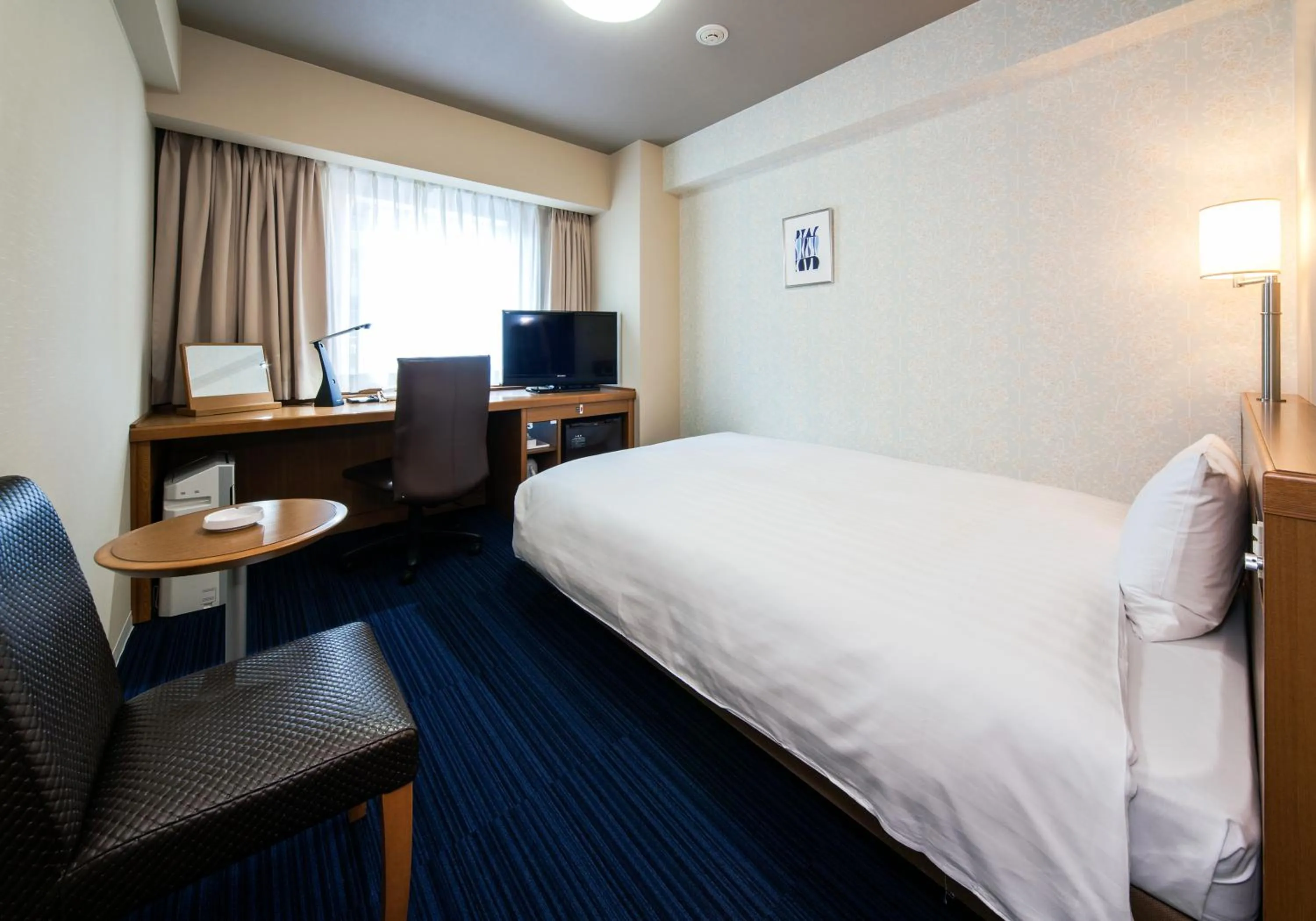 Photo of the whole room, Bed in Daiwa Roynet Hotel Kobe Sannomiya