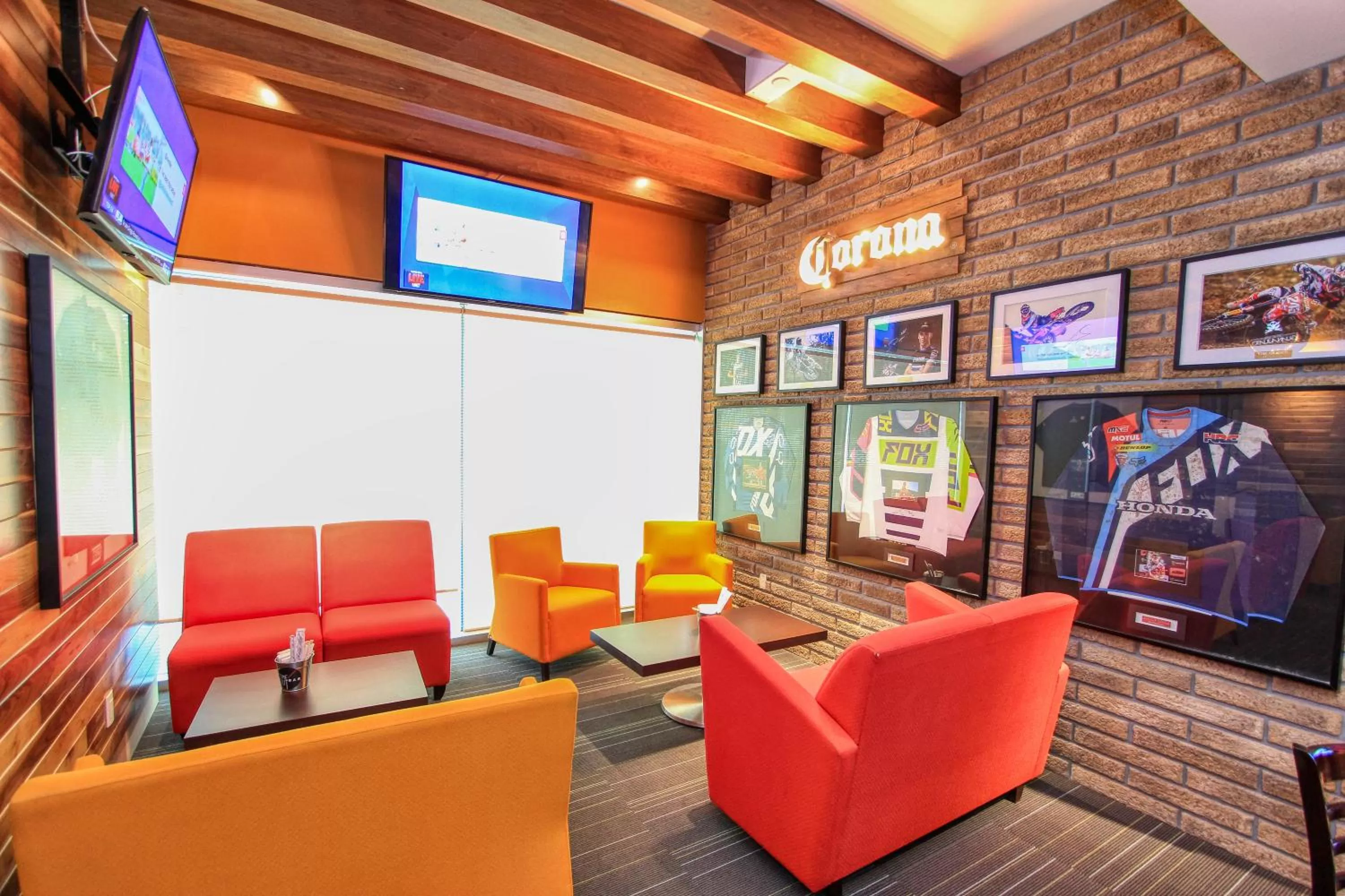 Lounge or bar in Holiday Inn & Suites Plaza Mayor by IHG