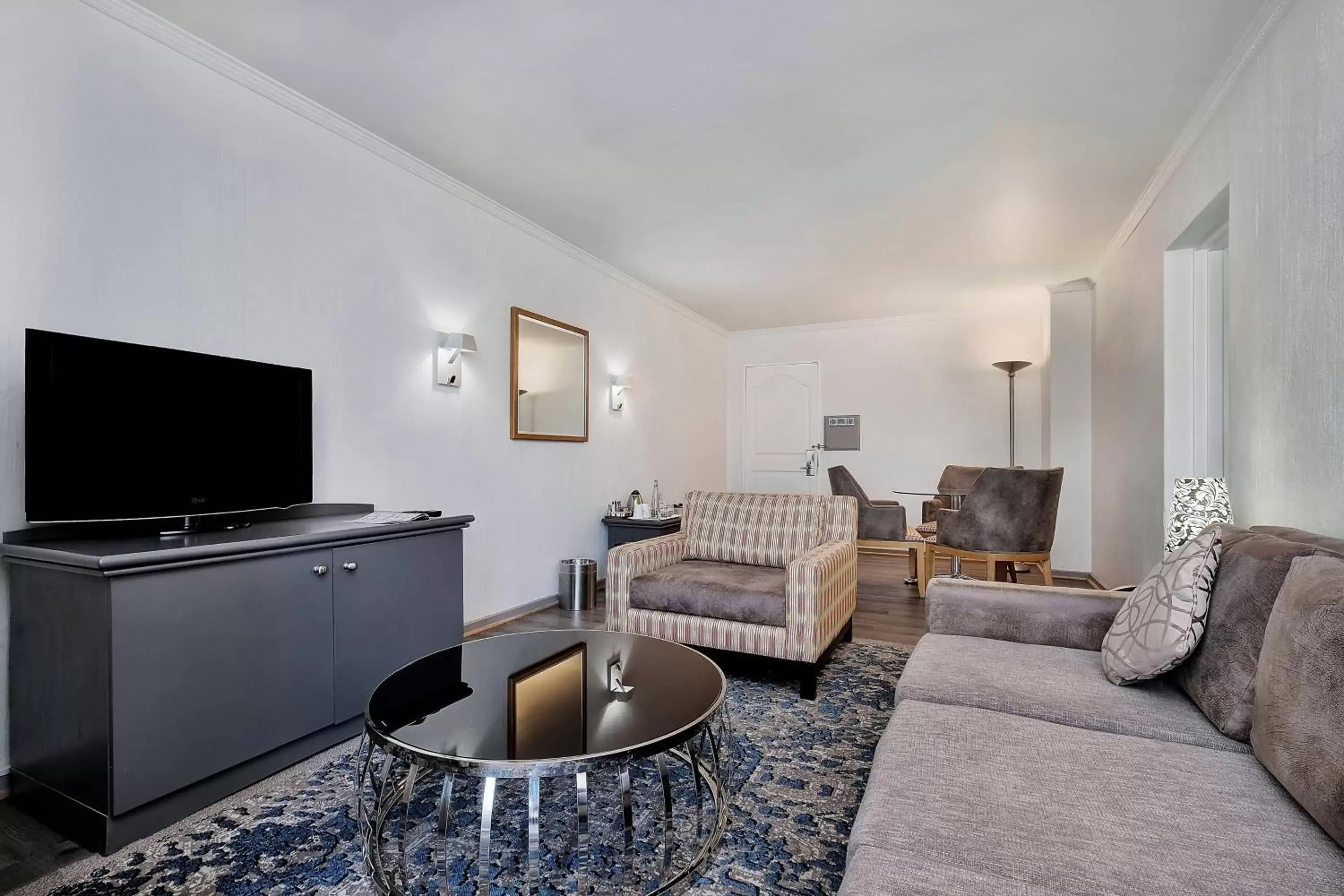 1 Bedroom Junior Suite, 1 Queen Bed, Pool and Garden View in Protea Hotel by Marriott Midrand 1 Bedroom Junior Suite, 1 Queen Bed, Pool and Garden View in Protea Hotel by Marriott Midrand