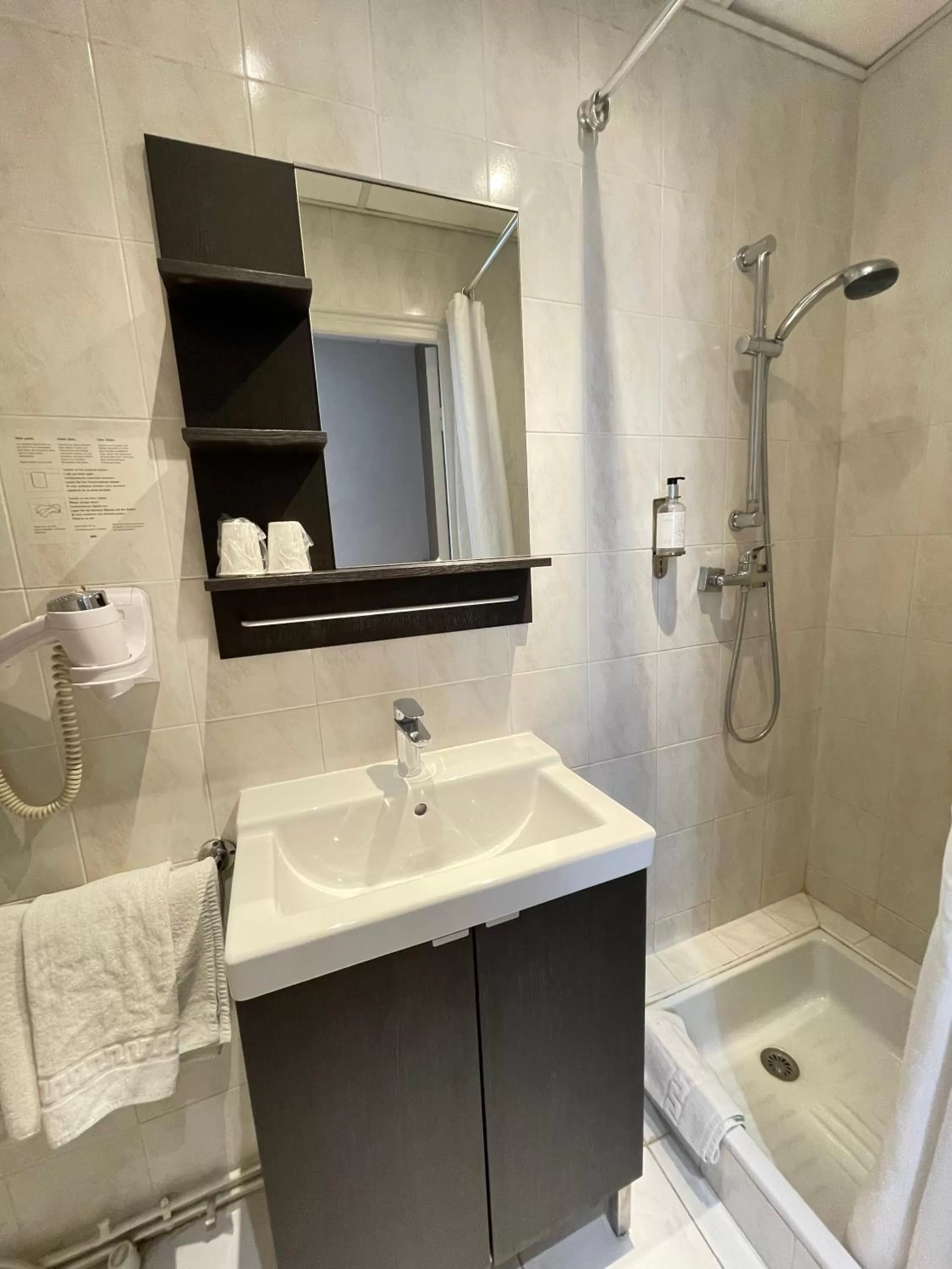 Shower in Hotel de La Comédie - Place De La Comédie-indépendant