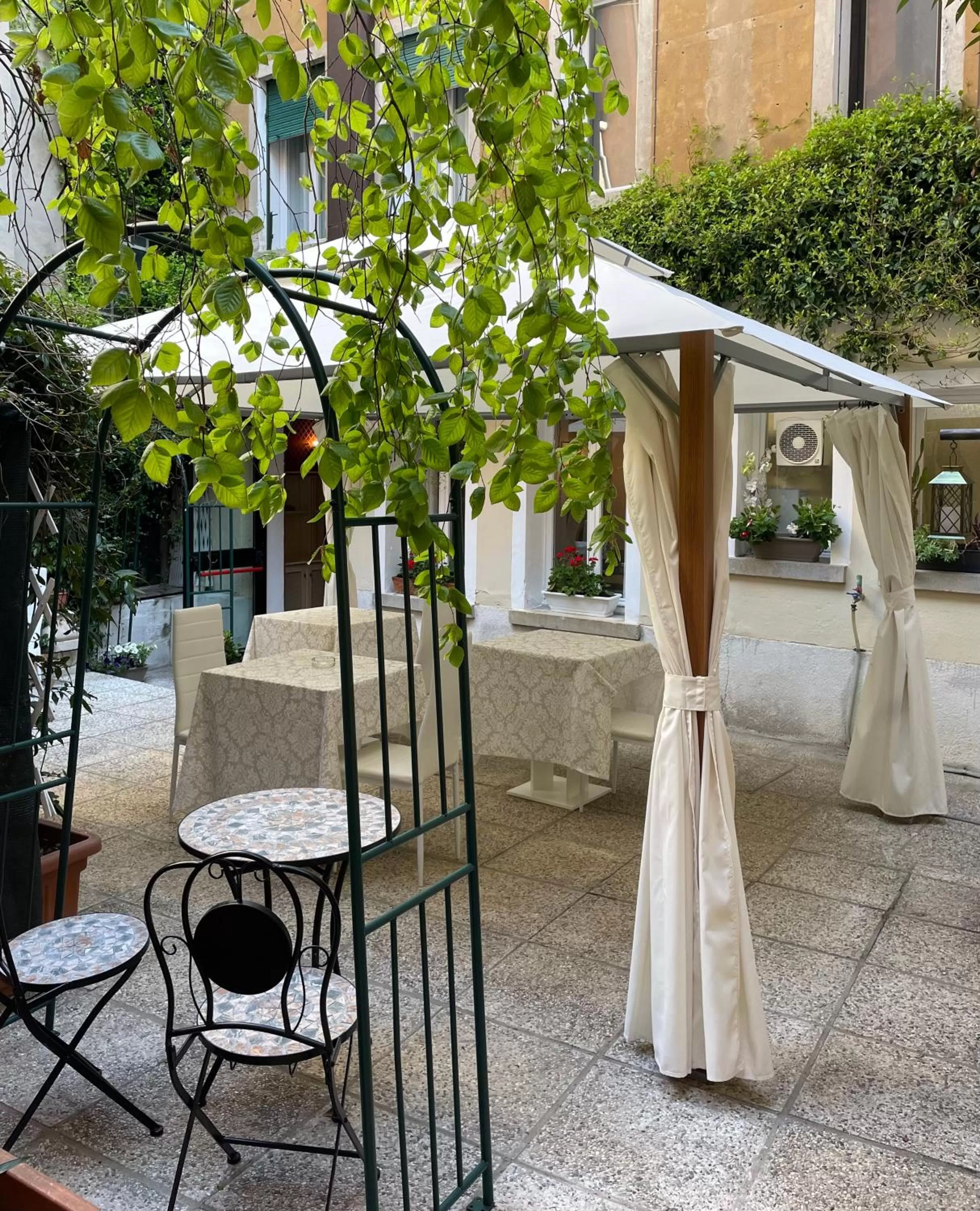 Patio in Hotel Apostoli Garden