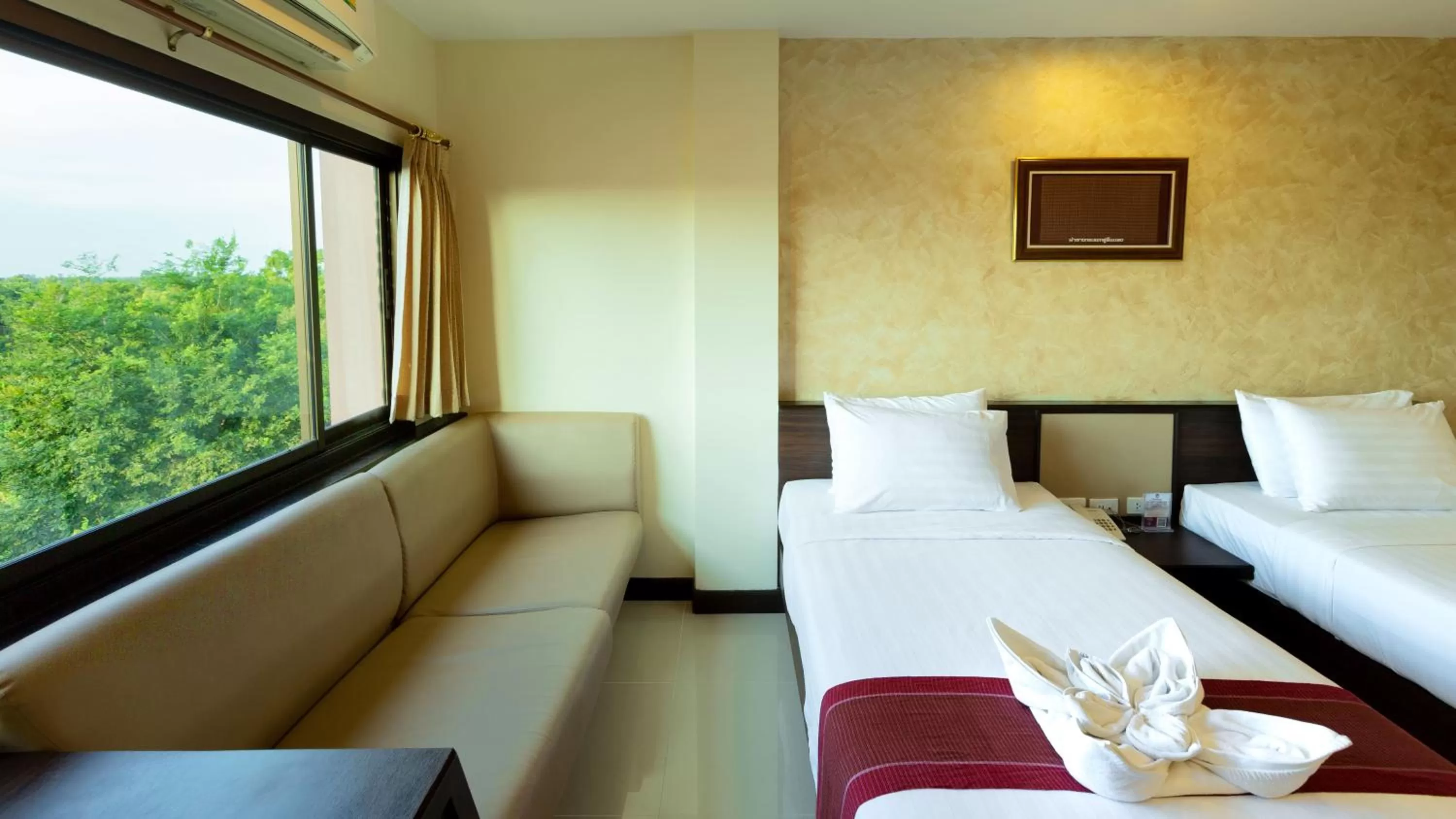 Seating area, Bed in Phanomrungpuri Hotel Buriram