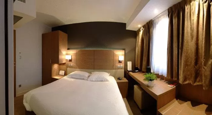 Photo of the whole room, Bed in The Originals Boutique, Hôtel Marytel, Montbrison