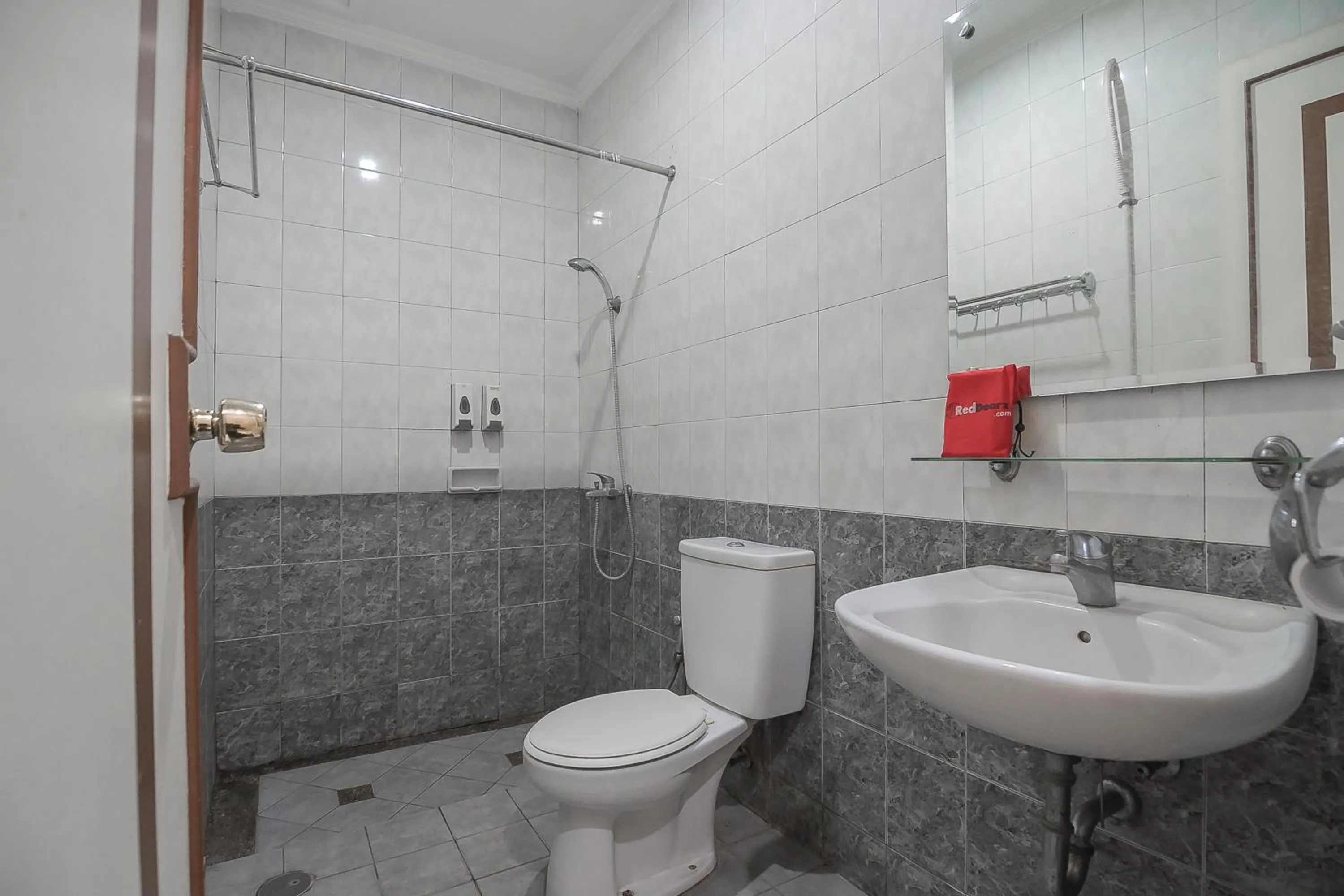 Bathroom in RedDoorz at Amellia Pasteur Bandung
