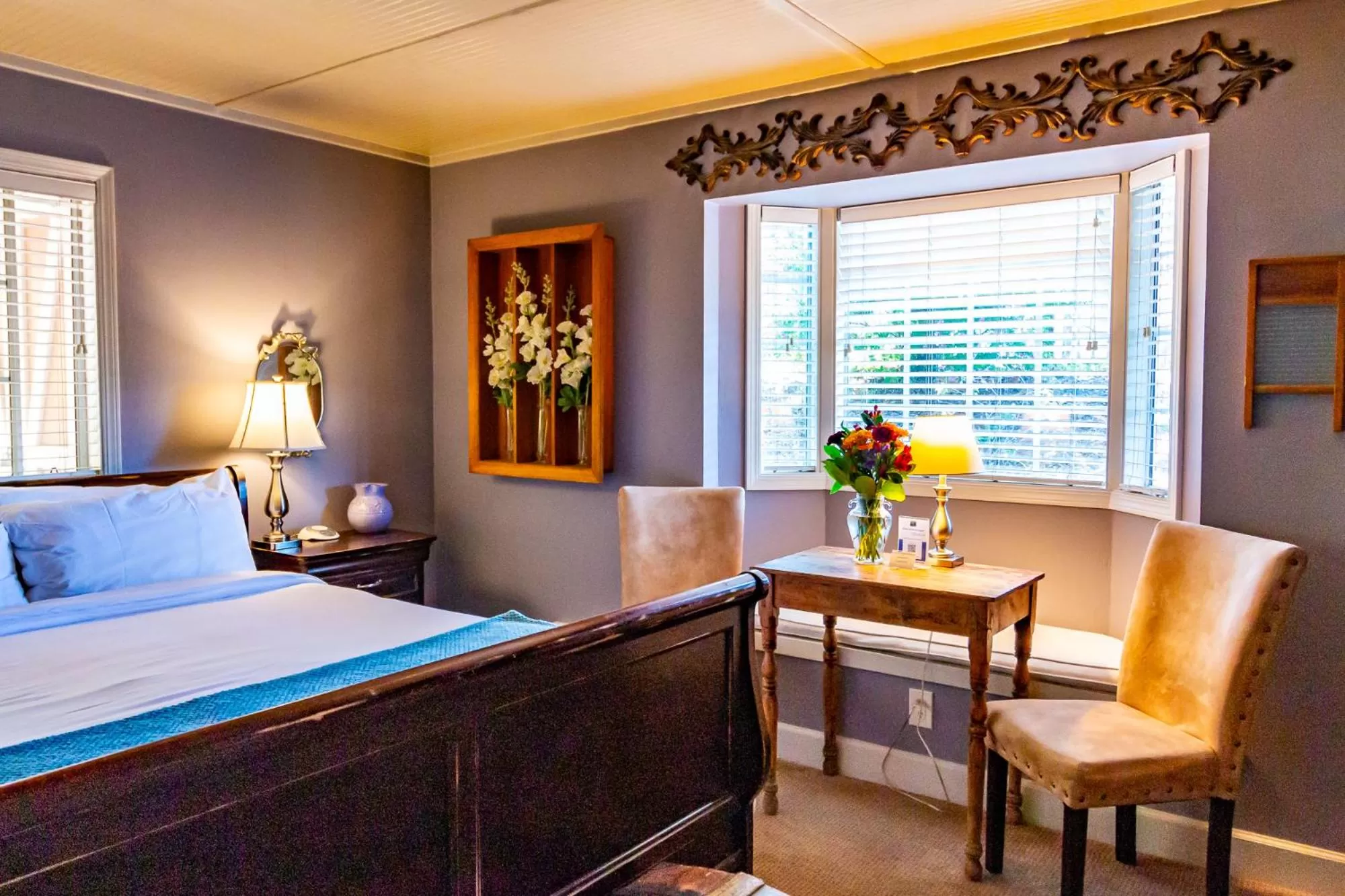 Seating area, Bed in J Patrick Inn