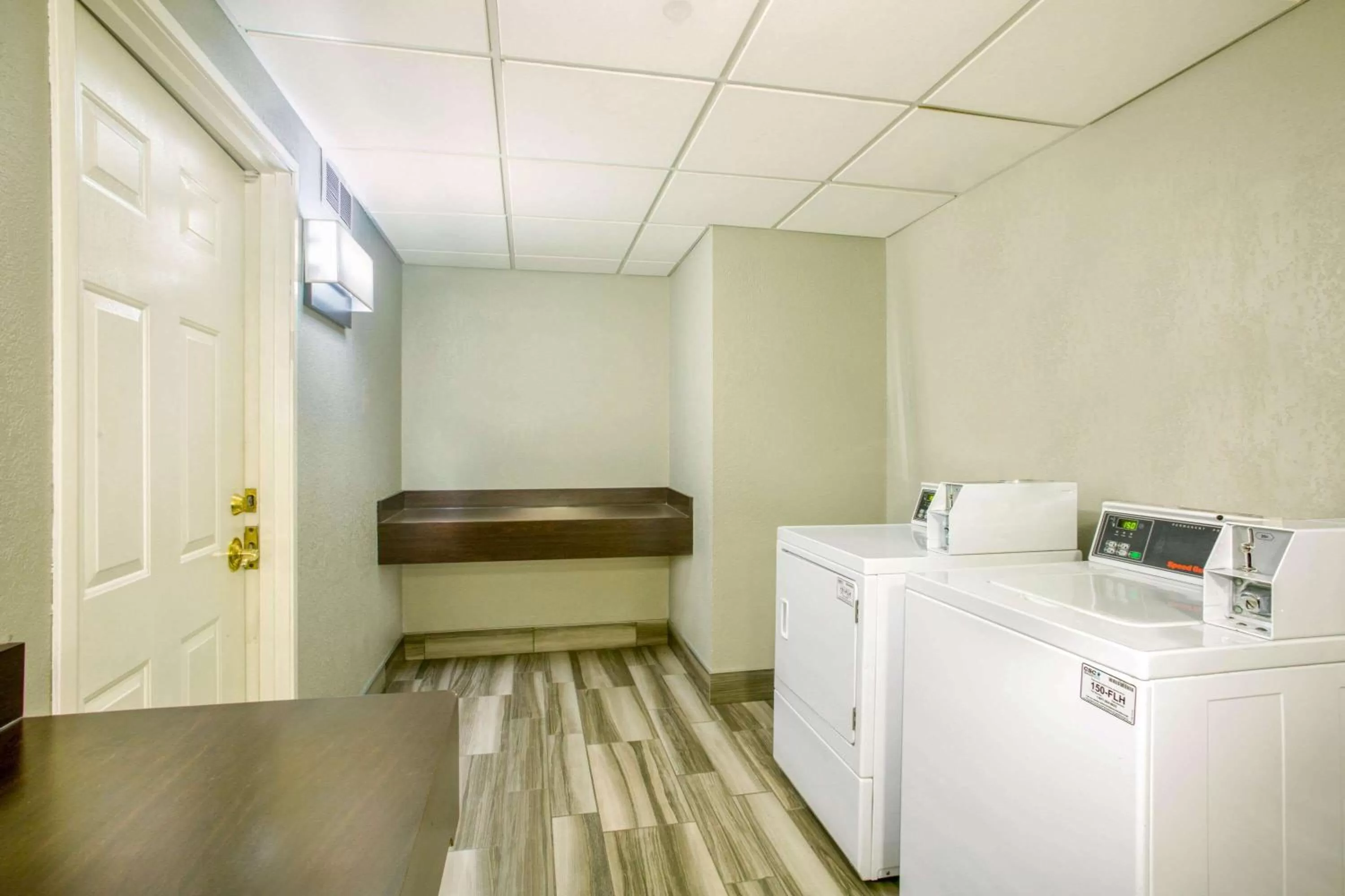 On site, Bed in La Quinta by Wyndham St. Louis Westport