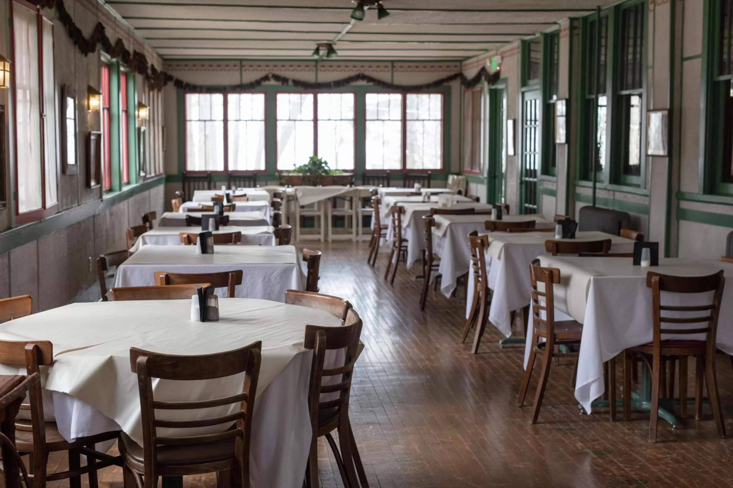 Restaurant/Places to Eat in Lakeside Inn