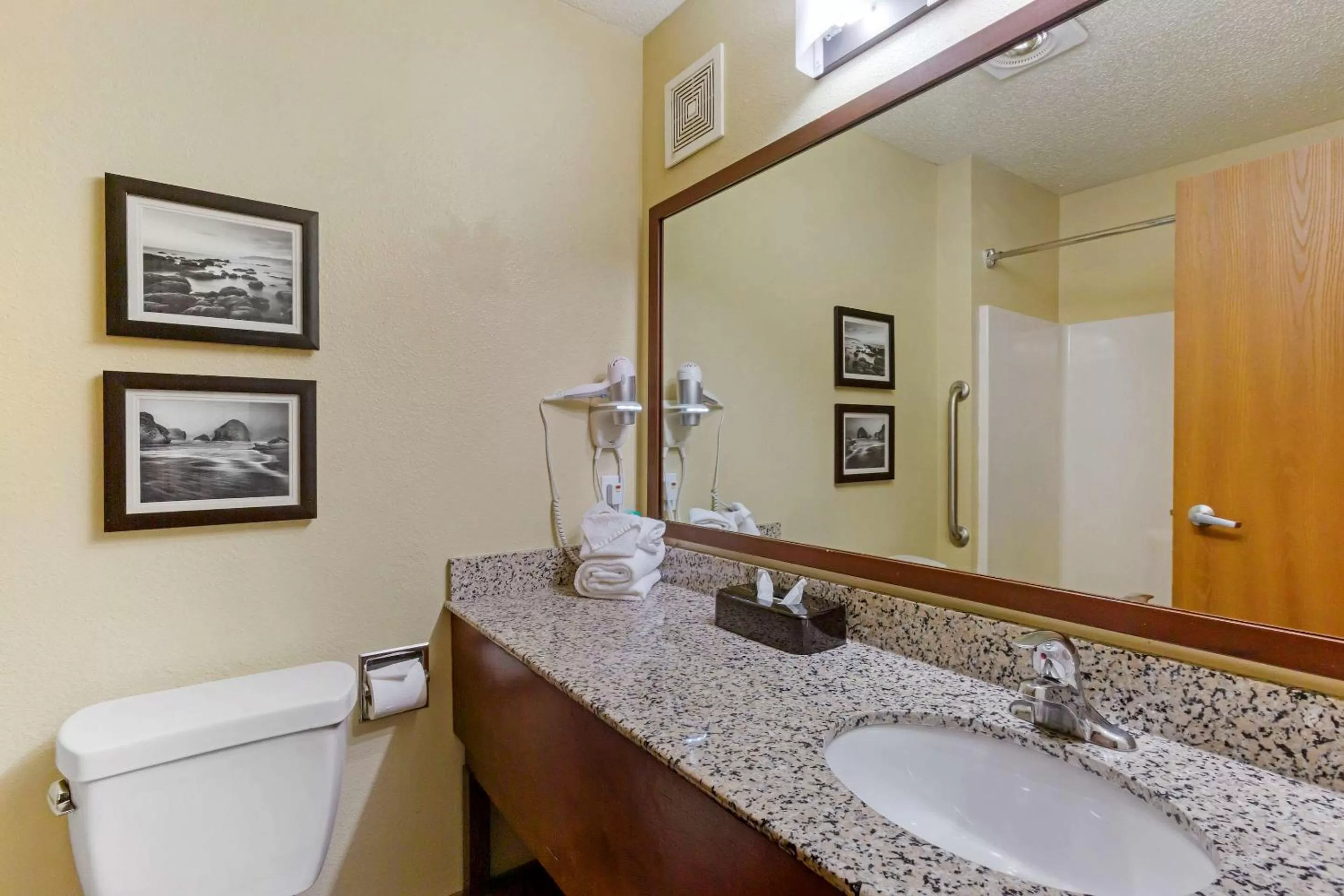 Bathroom in Comfort Inn Medford South