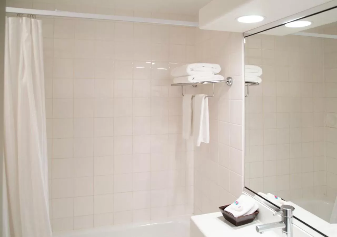 Bathroom in Sudima Hotel Christchurch Airport