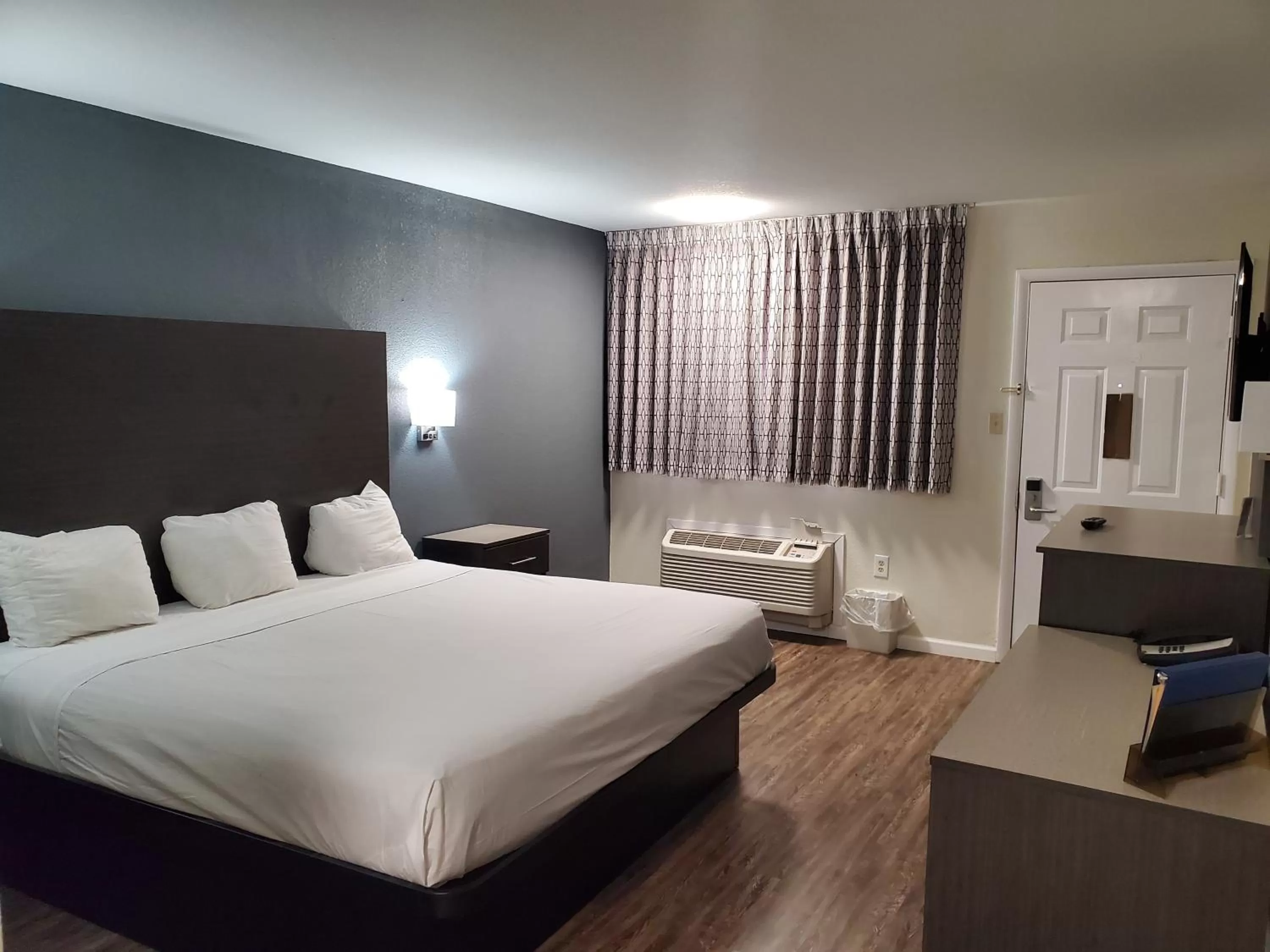 Standard King Room - Smoking in Days Inn by Wyndham Lawton