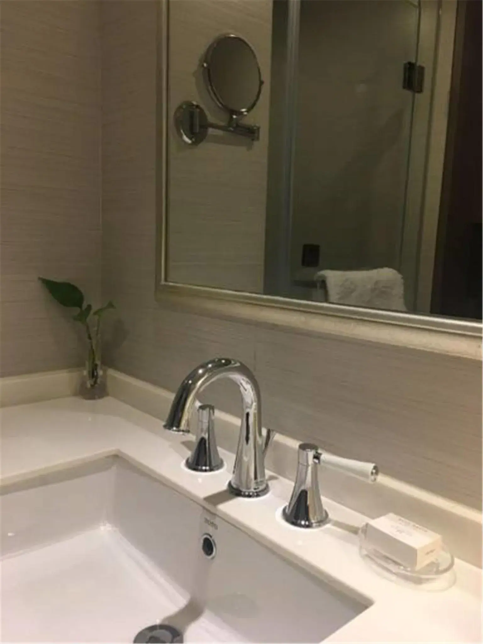 Deluxe King Room in Golden Tulip Bund New Asia Deluxe King Room in Golden Tulip Bund New Asia