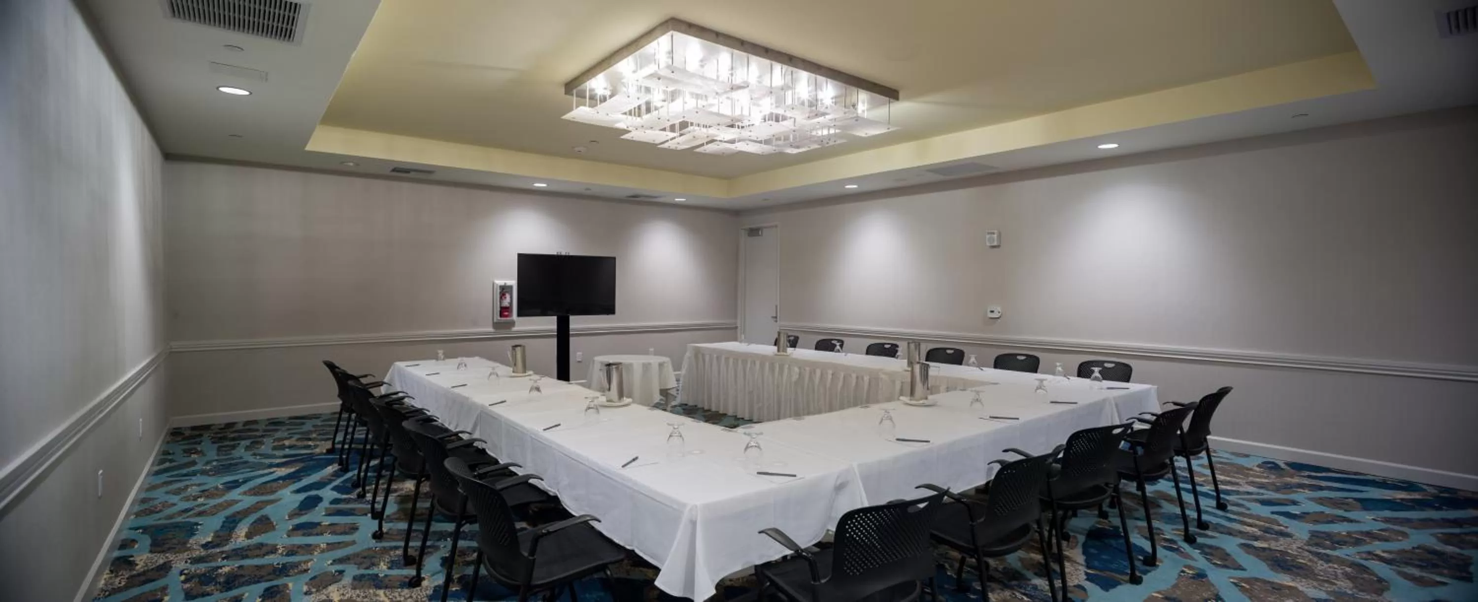 Meeting/conference room in Crowne Plaza Ventura Beach by IHG