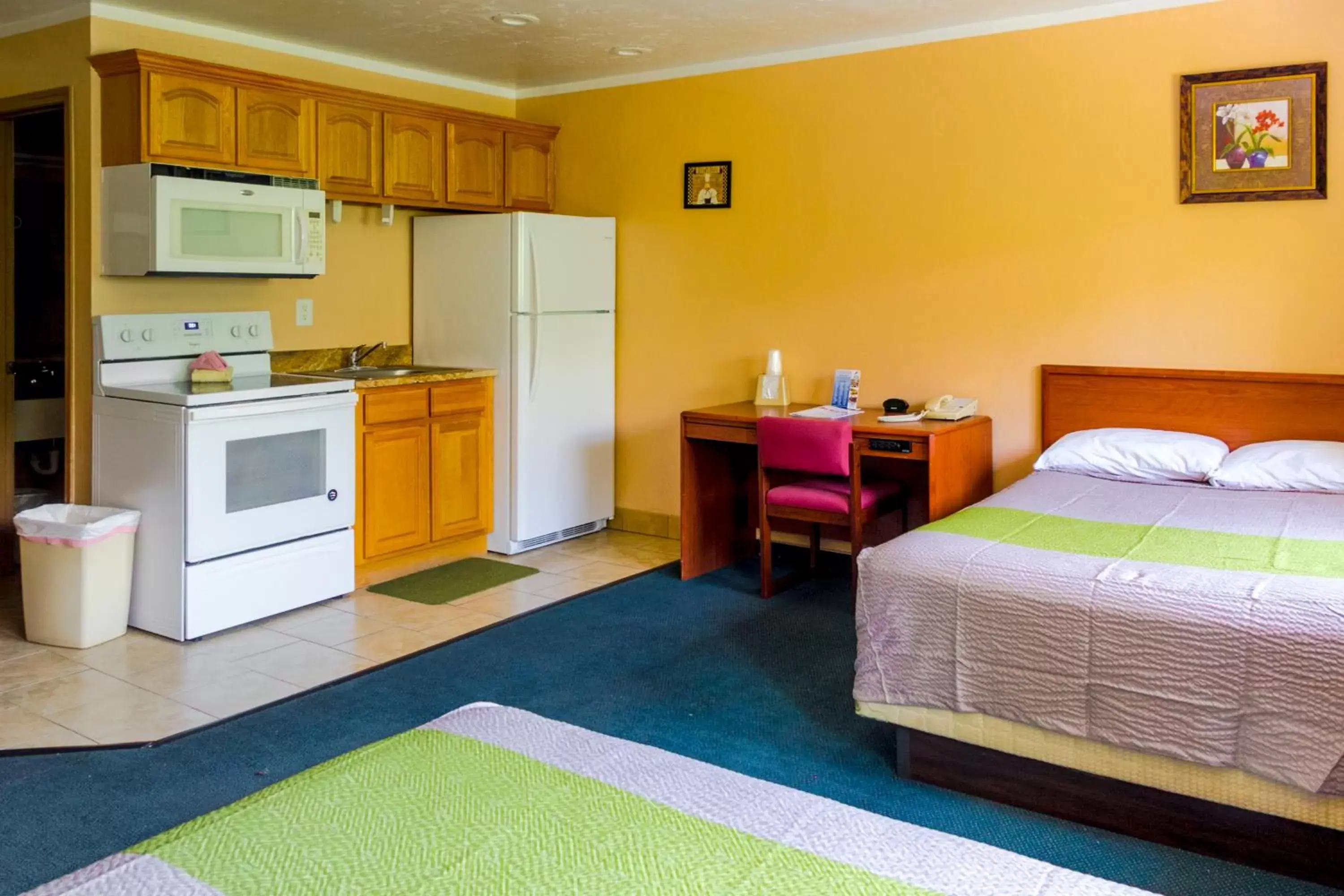 Deluxe Queen Room with Two Queen Beds in Red River Inn Silt - Rifle Deluxe Queen Room with Two Queen Beds in Red River Inn Silt - Rifle