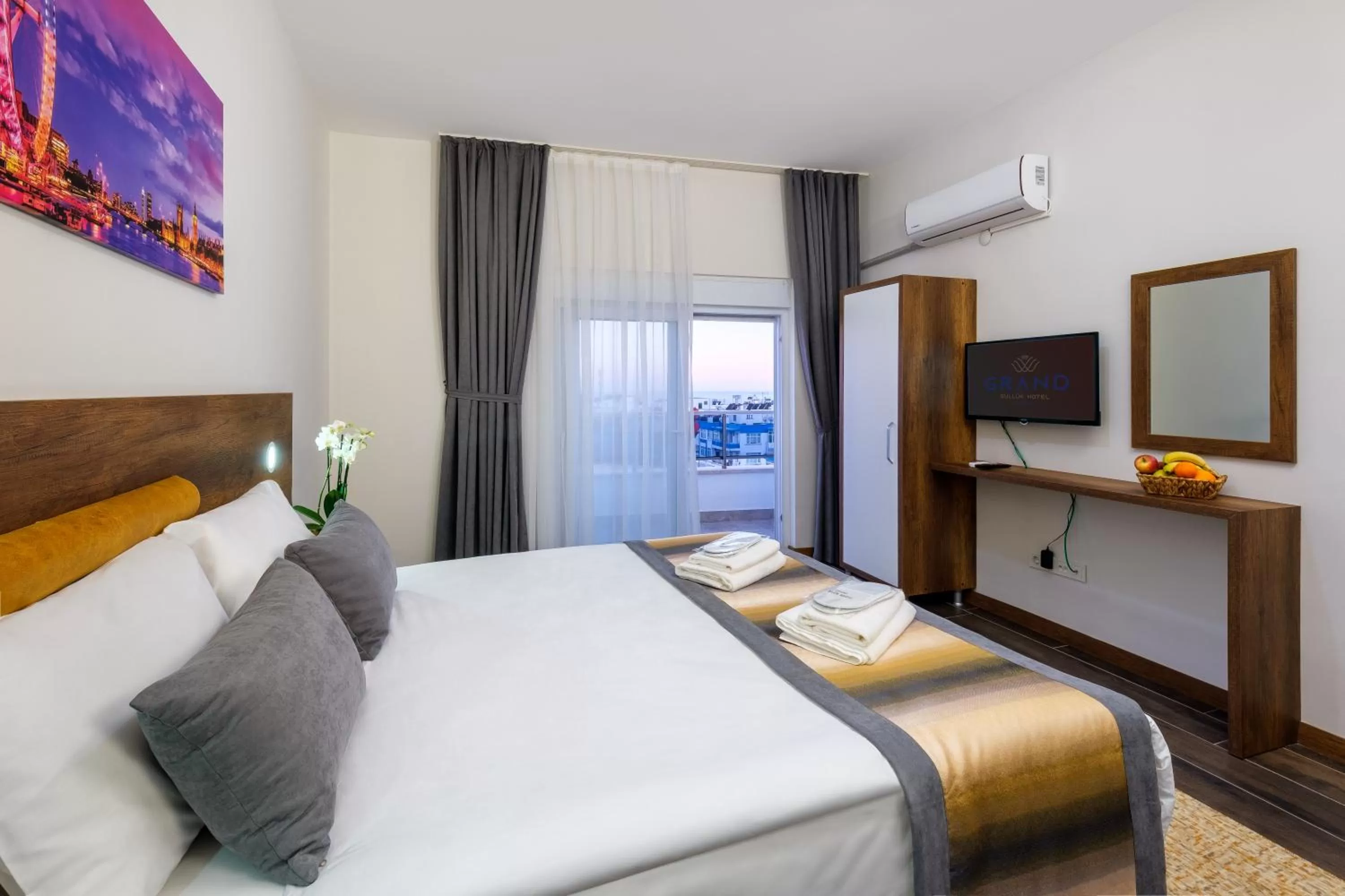 Bed in Grand Gulluk Hotel City Center Antalya