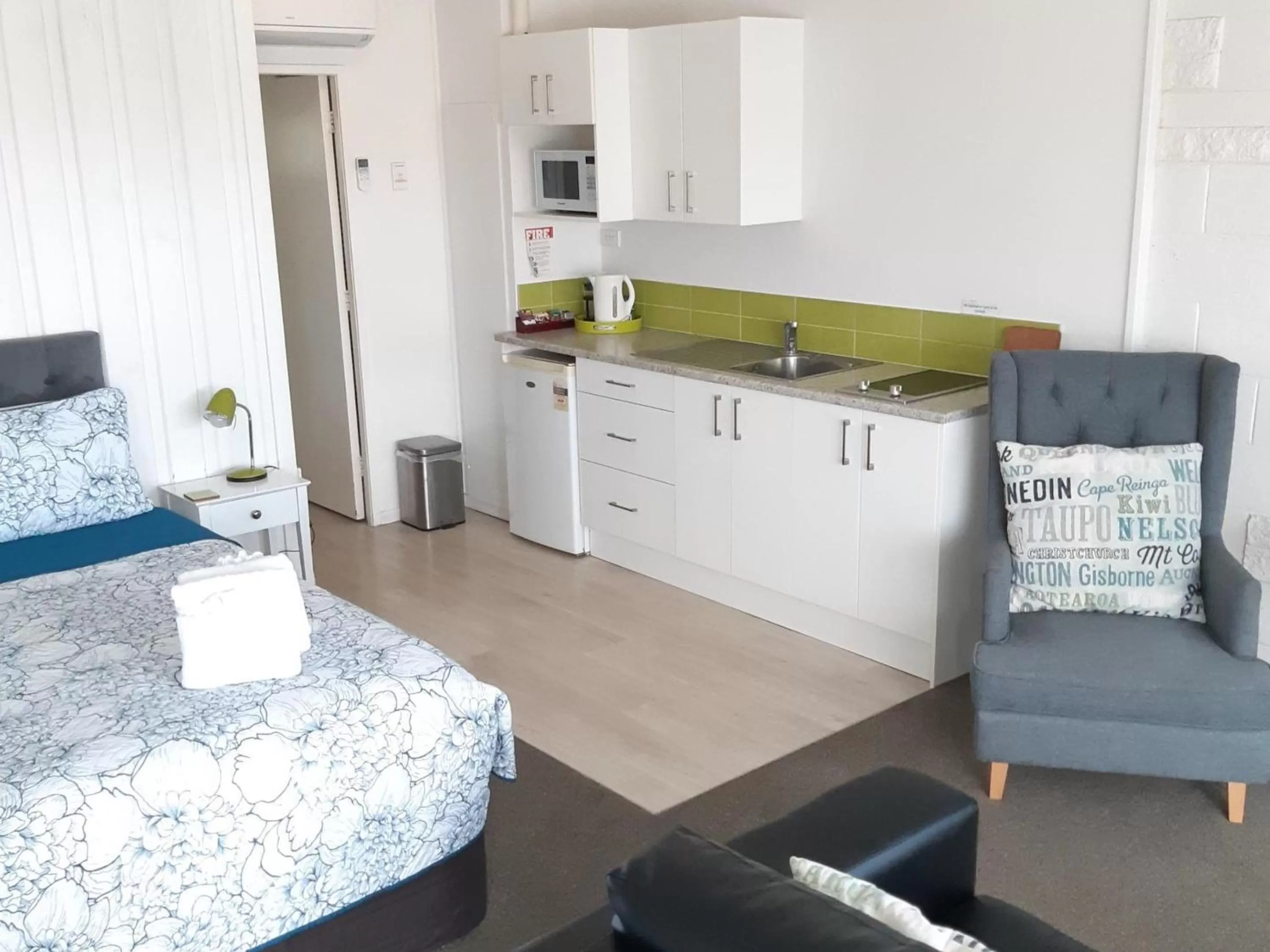 Bed, Kitchen/Kitchenette in 52 on Rifle Motel