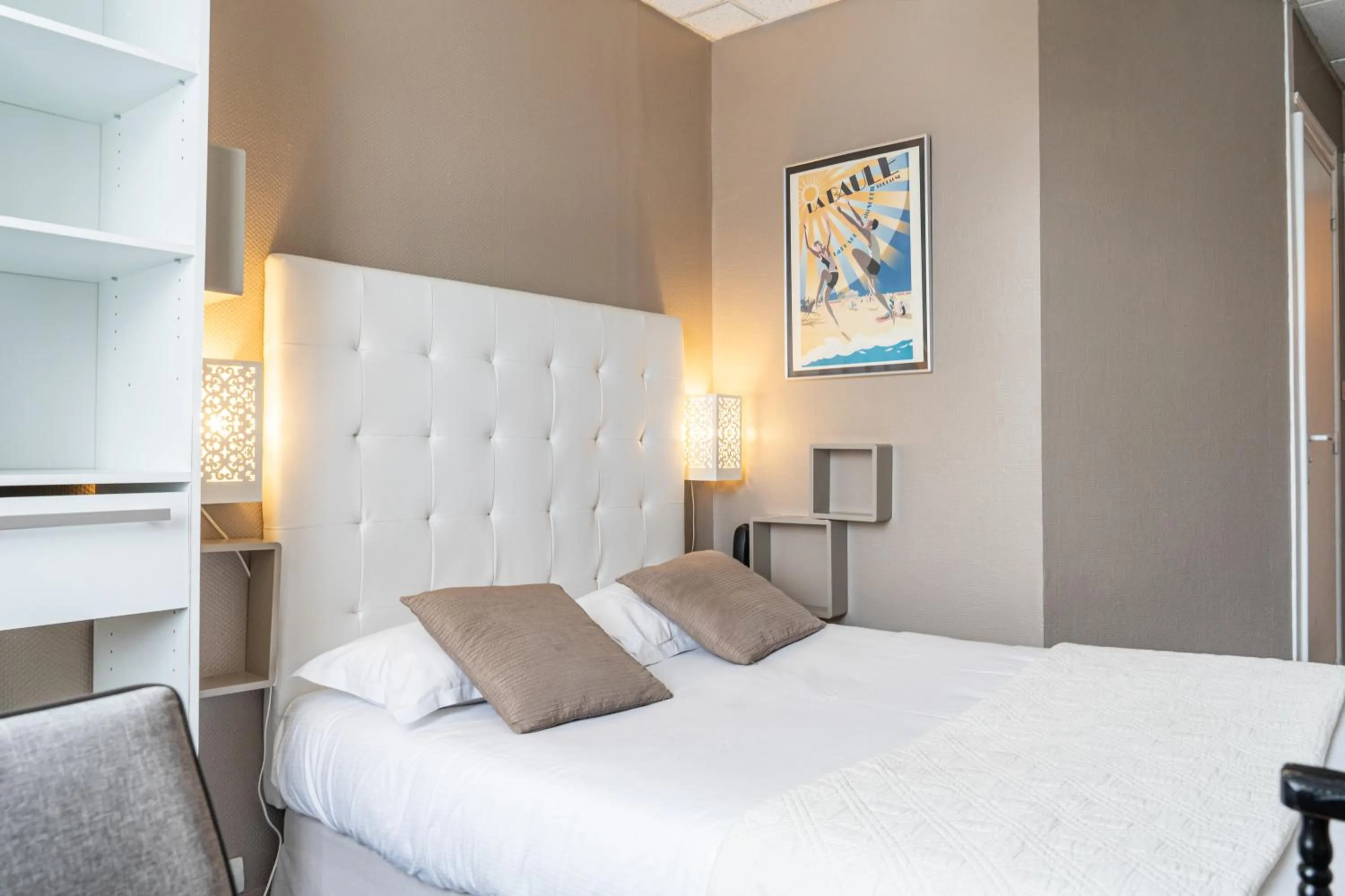 Bed in Cit'Hotel Normandy Hotel Pornichet La Baule