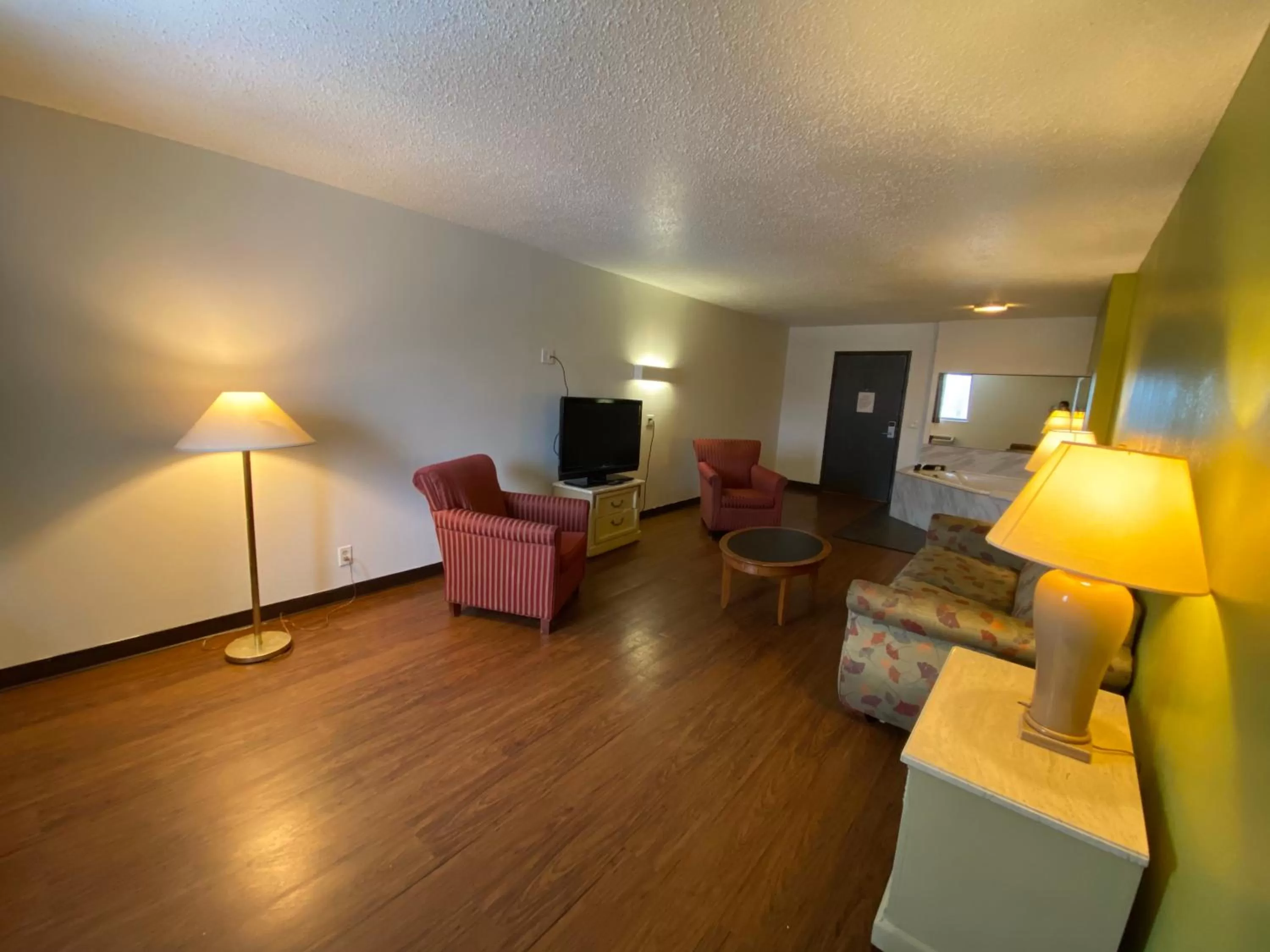 Hot Tub in Skylight Inn Willoughby - Cleveland Mentor