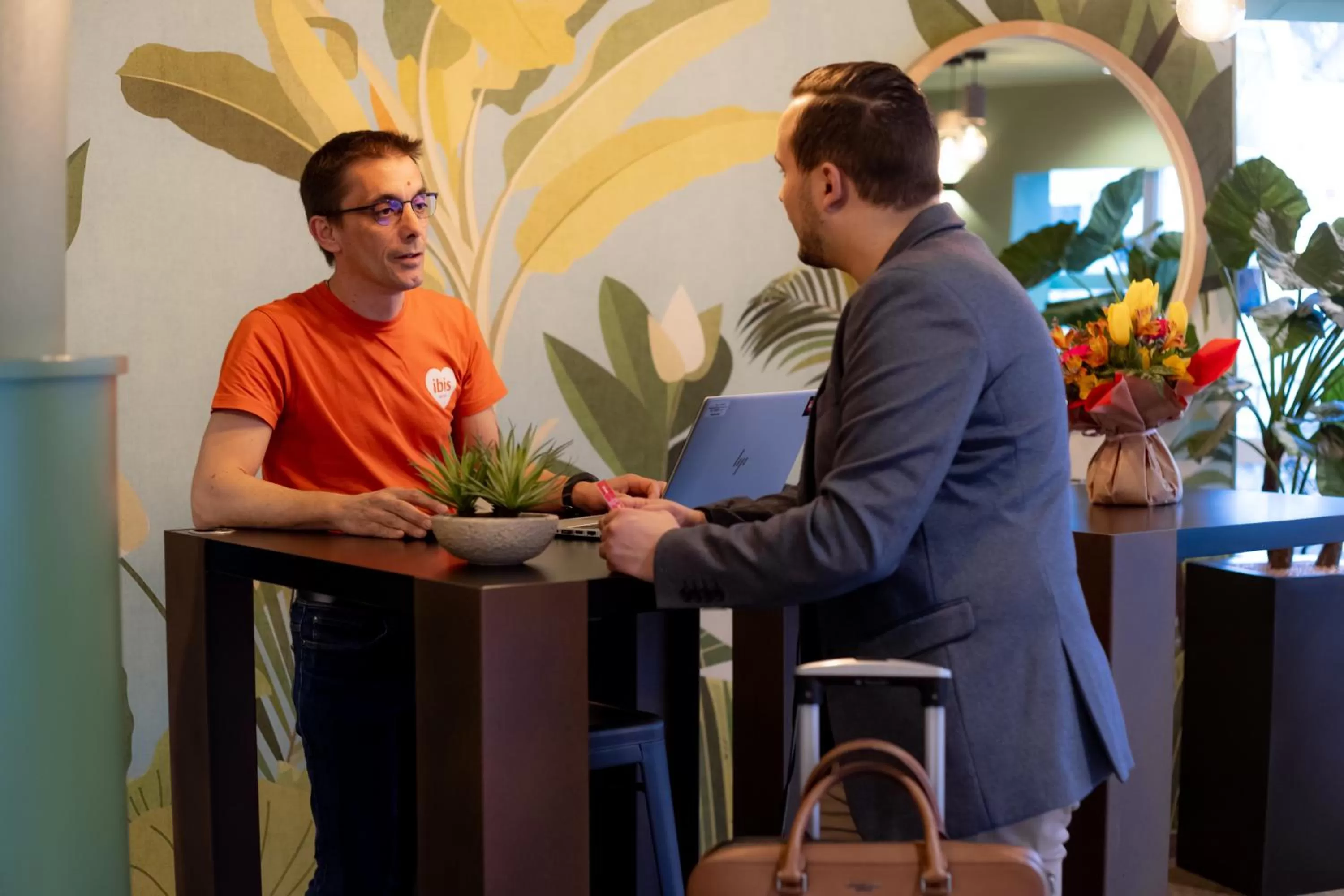 Lobby or reception in ibis Besançon Centre la City