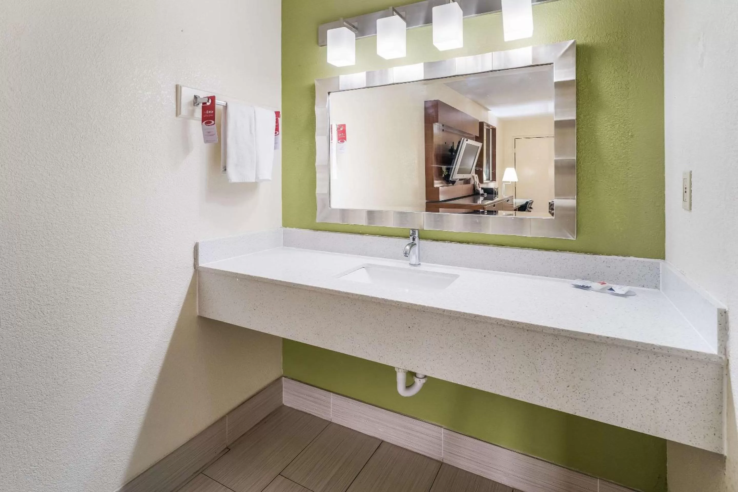 Bathroom in Econo Lodge Atlanta Airport East