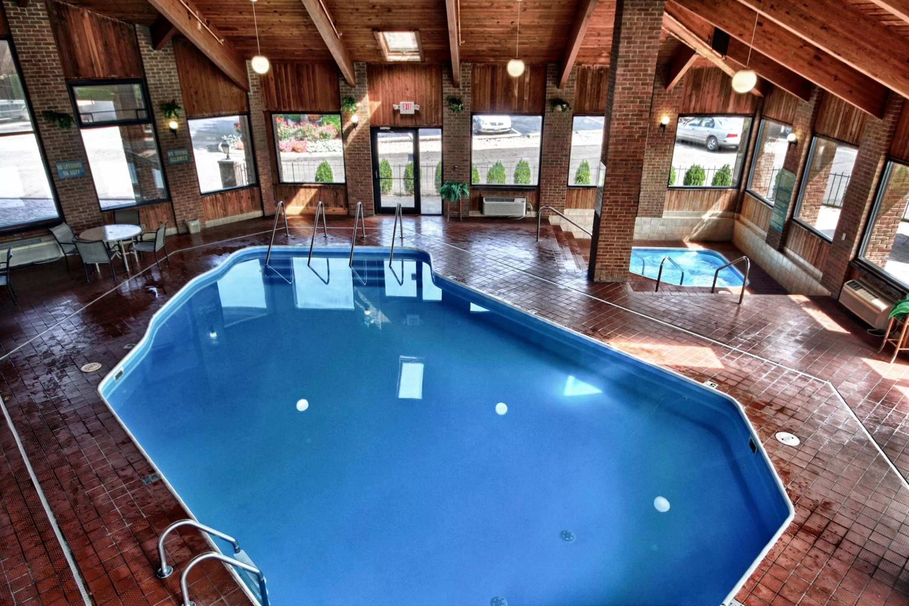 Swimming pool in Christopher Inn and Suites