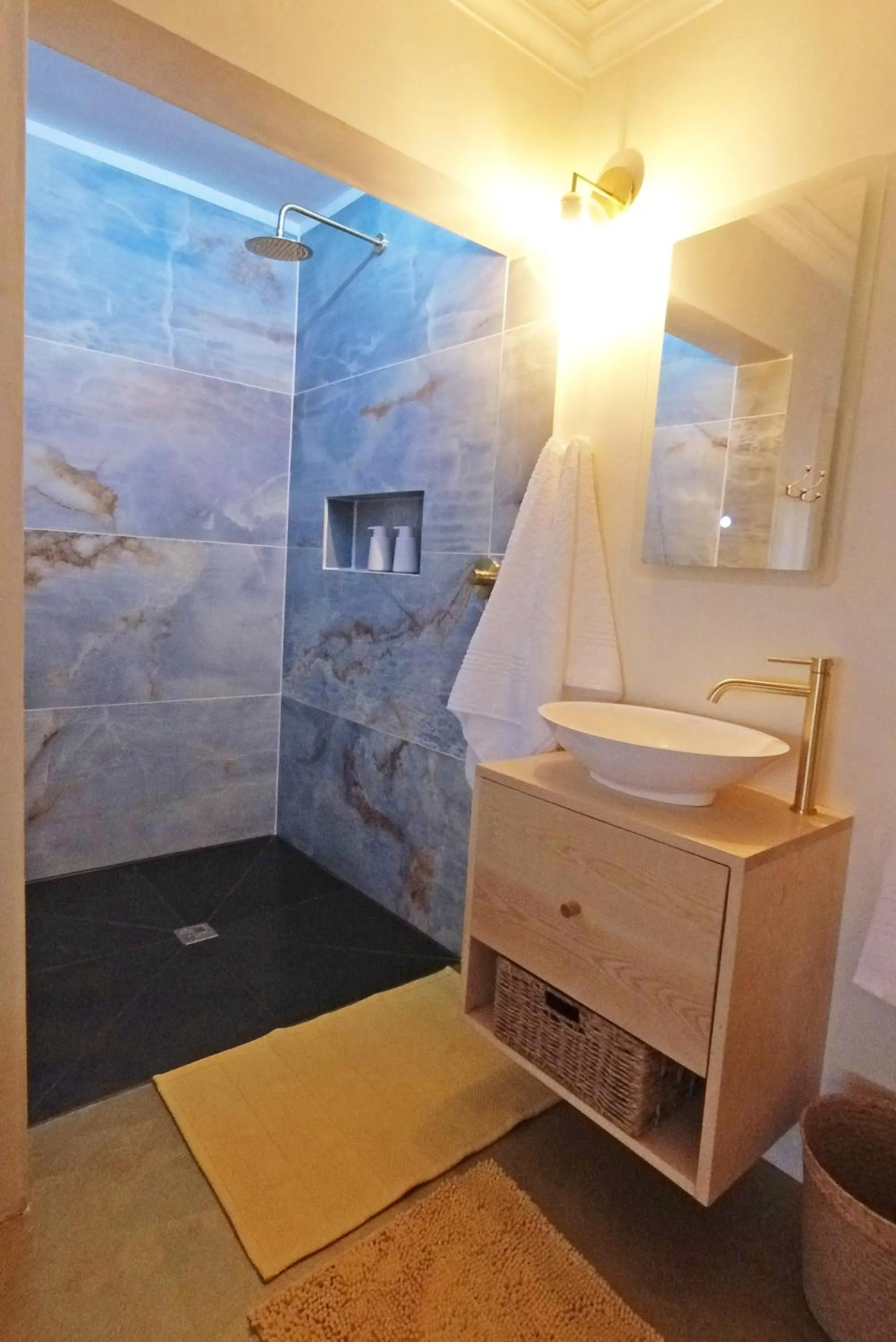 Shower in Dolphin Inn Guesthouse