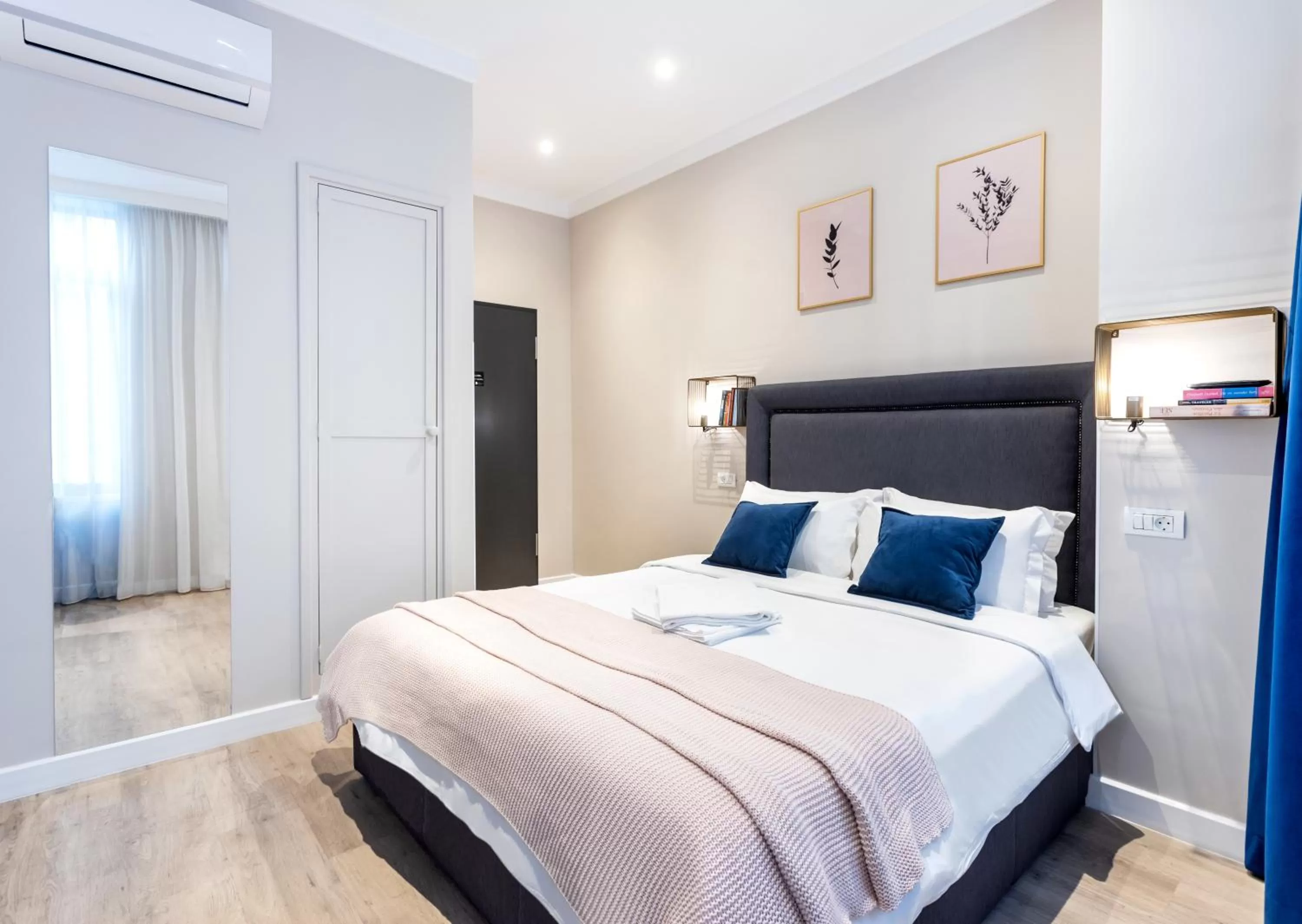 Bed in DeGoya Studios Bucharest Old Town