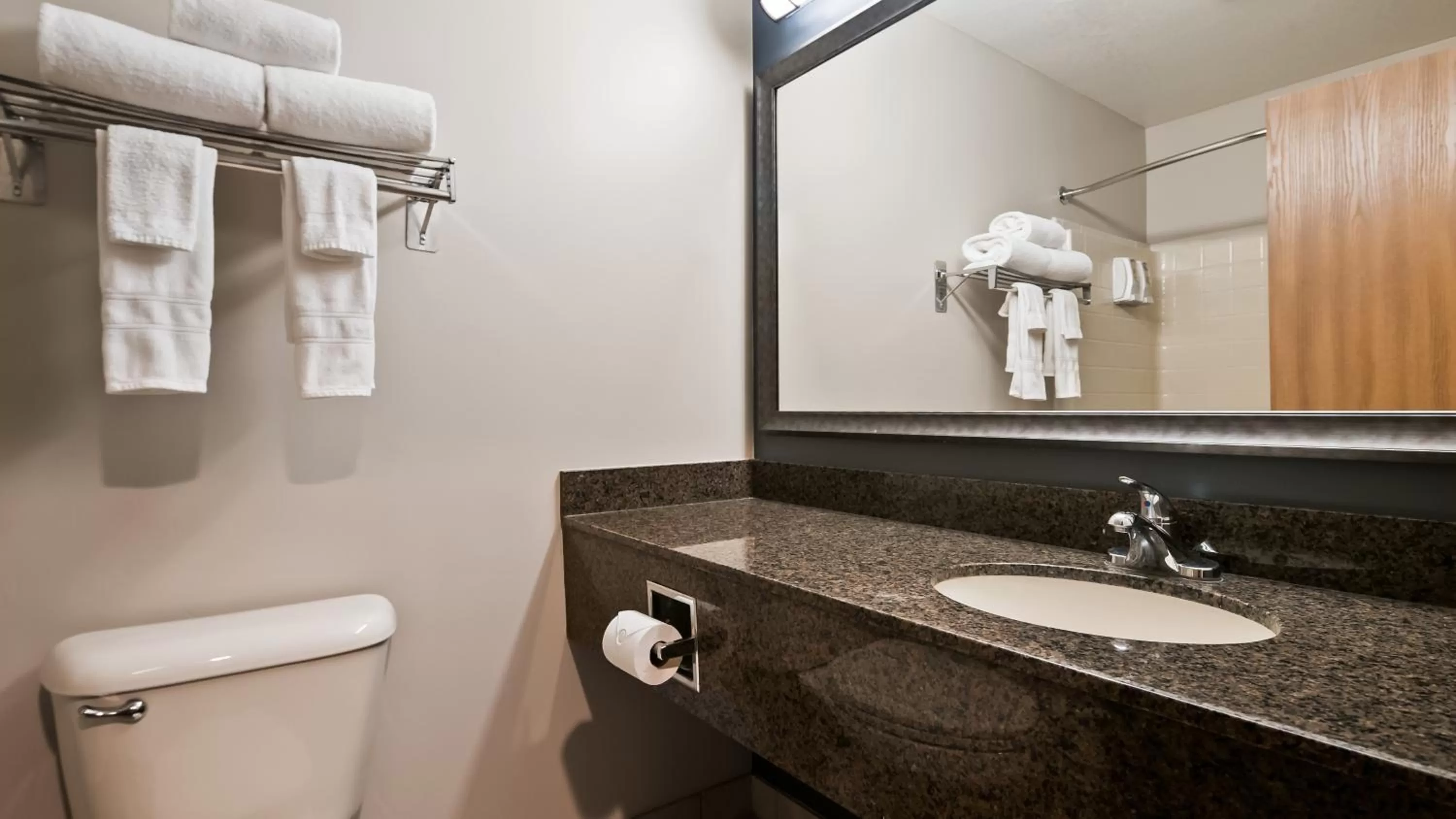 Bathroom in Best Western Newberg Inn