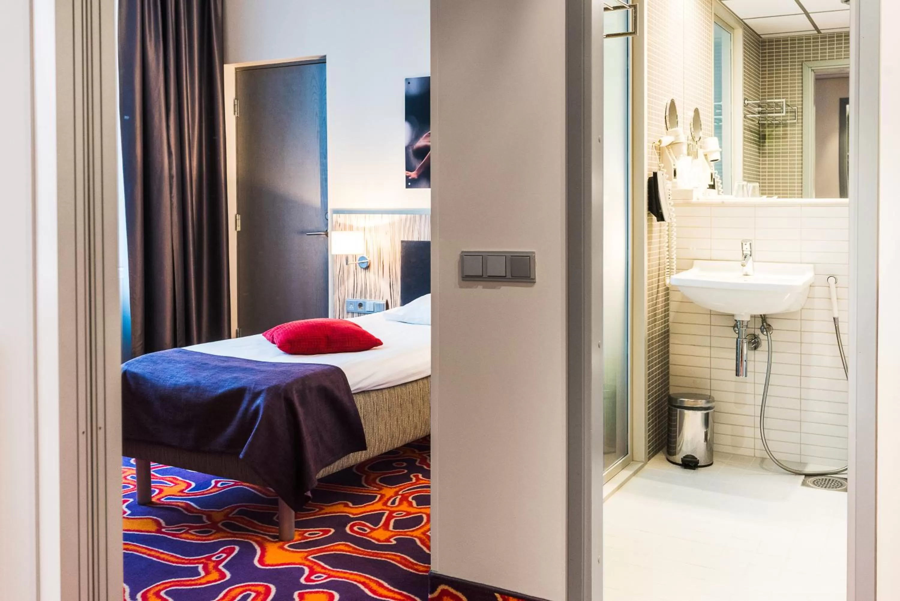 Toilet, Bed in Tallink Spa & Conference Hotel