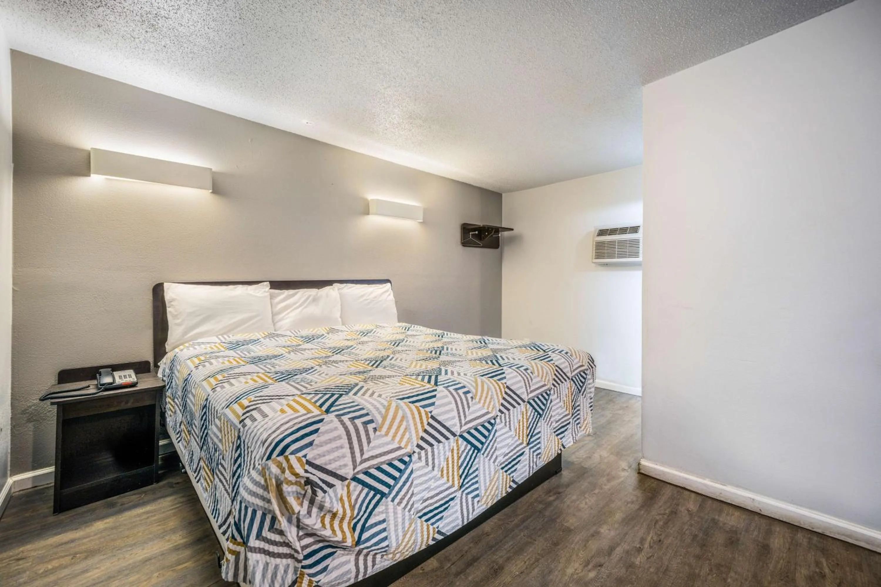 Photo of the whole room, Bed in Motel 6-Toms River, NJ