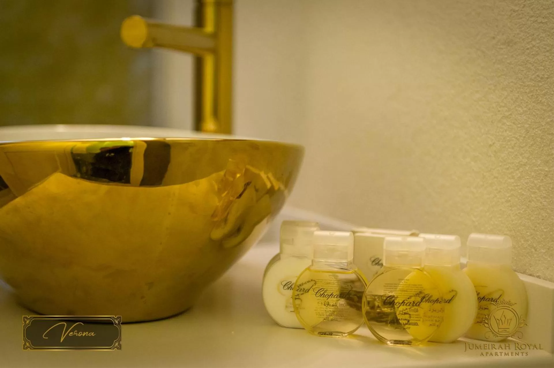 Bathroom in JMR Royal -Luxury Rooms & Private Sauna