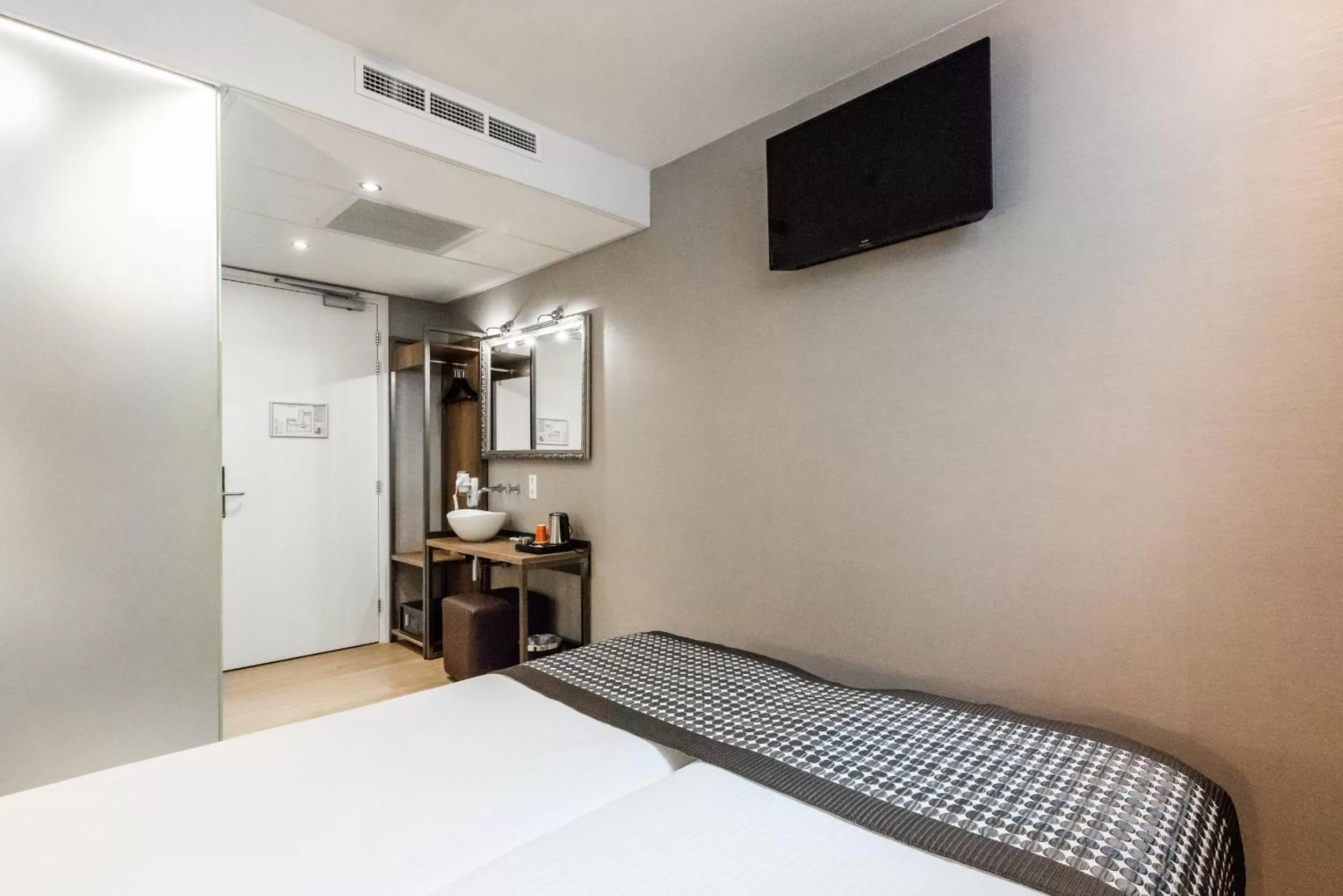 Photo of the whole room, Bed in Melrose Hotel