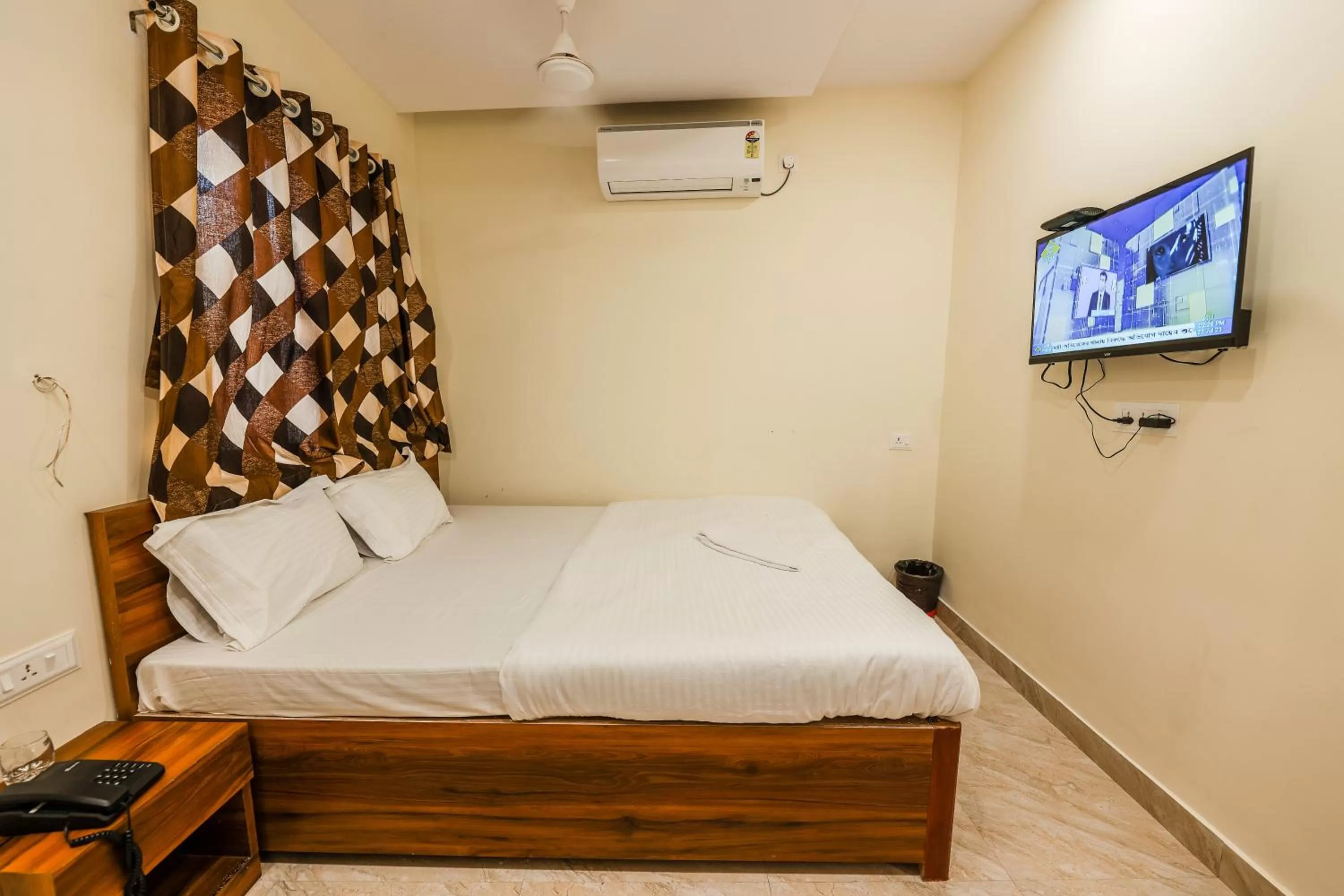 Communal lounge/ TV room, Bed in Hotel Holiday Express