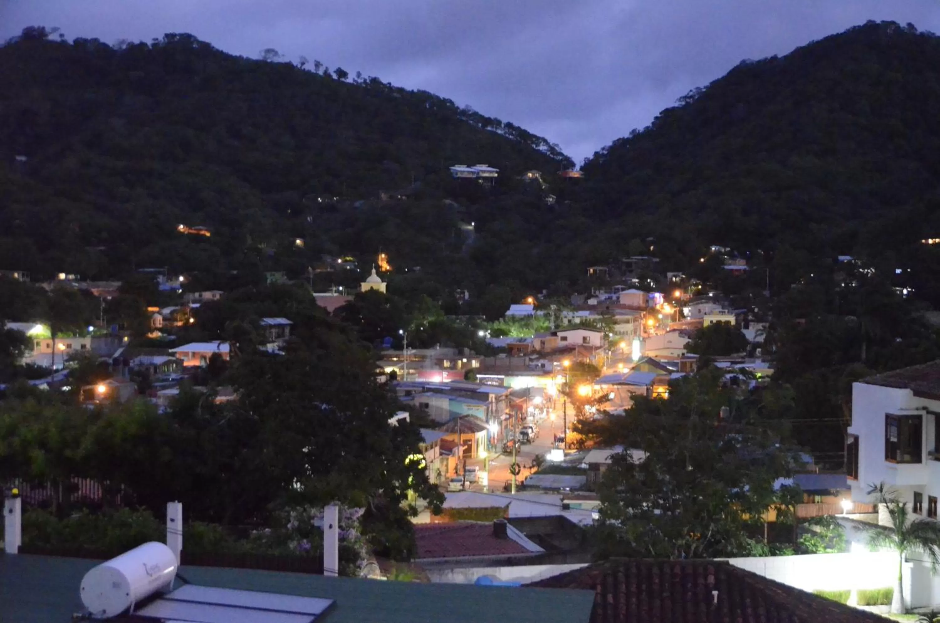 Neighbourhood, Neighborhood in Nuestra Casa