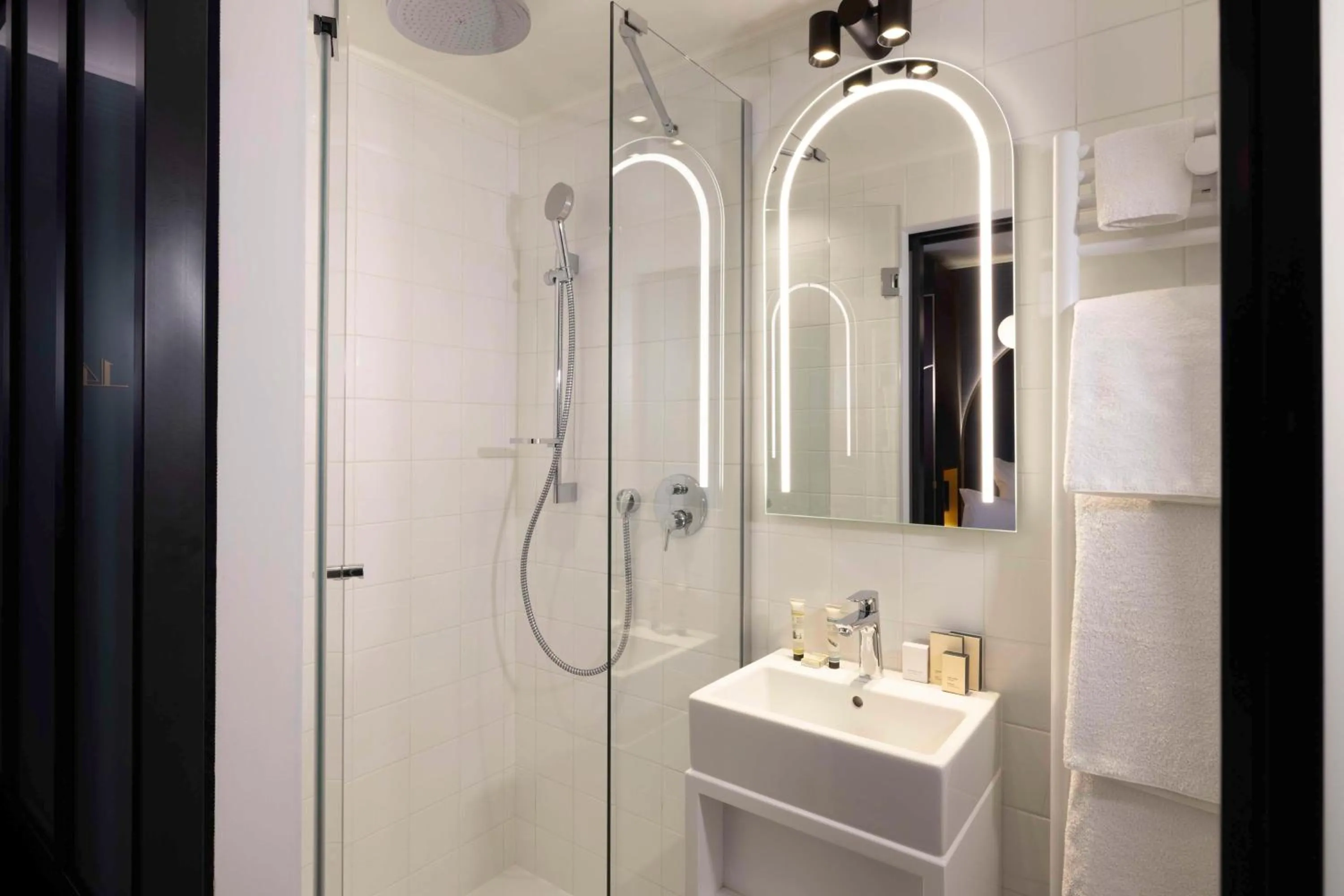 Bedroom in Best Western Bretagne Montparnasse