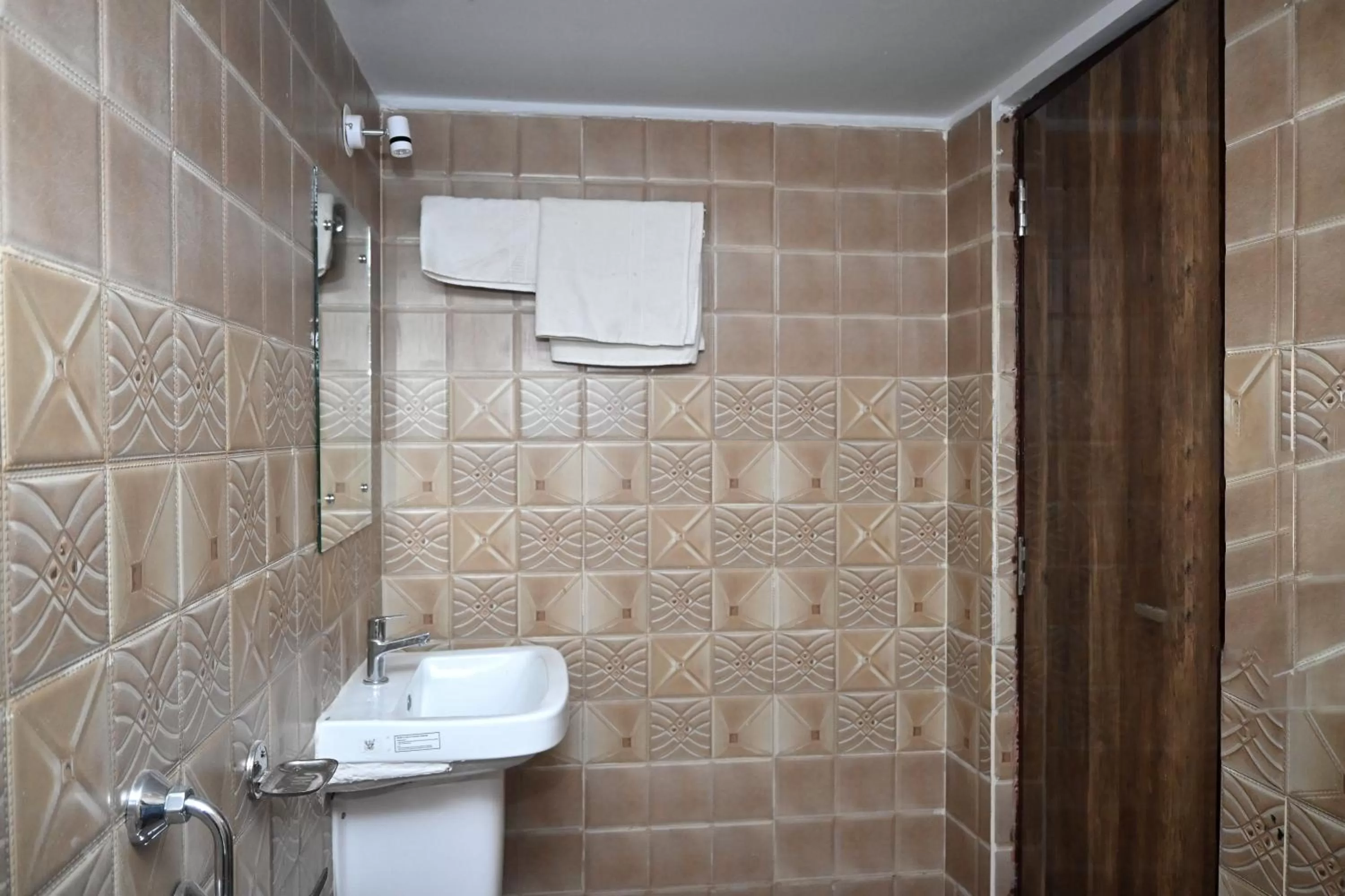 Shower, Bathroom in Royal Sea View