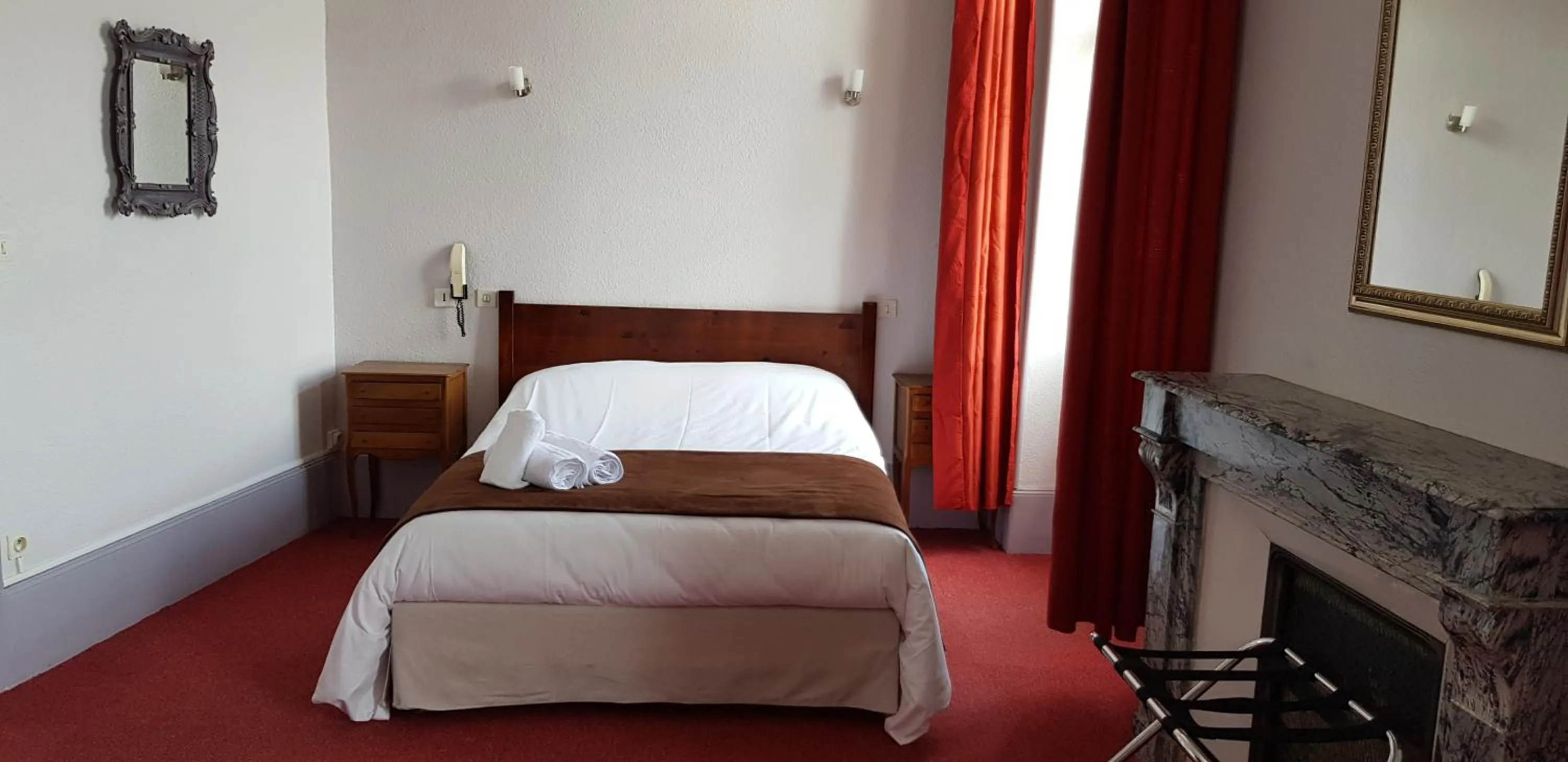 Bed in Logis Hotel le Prieuré