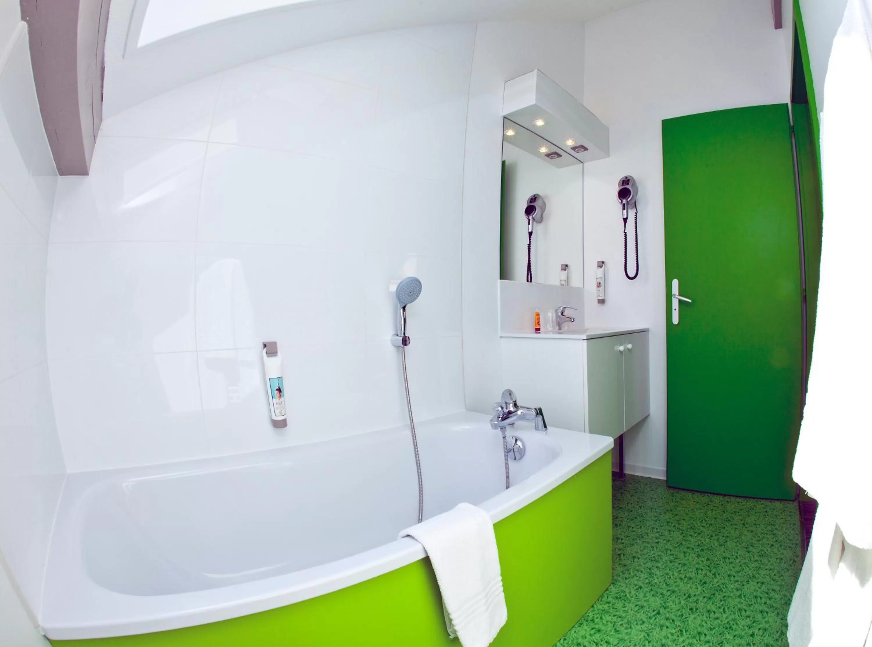 Bathroom in ibis Styles Sarrebourg