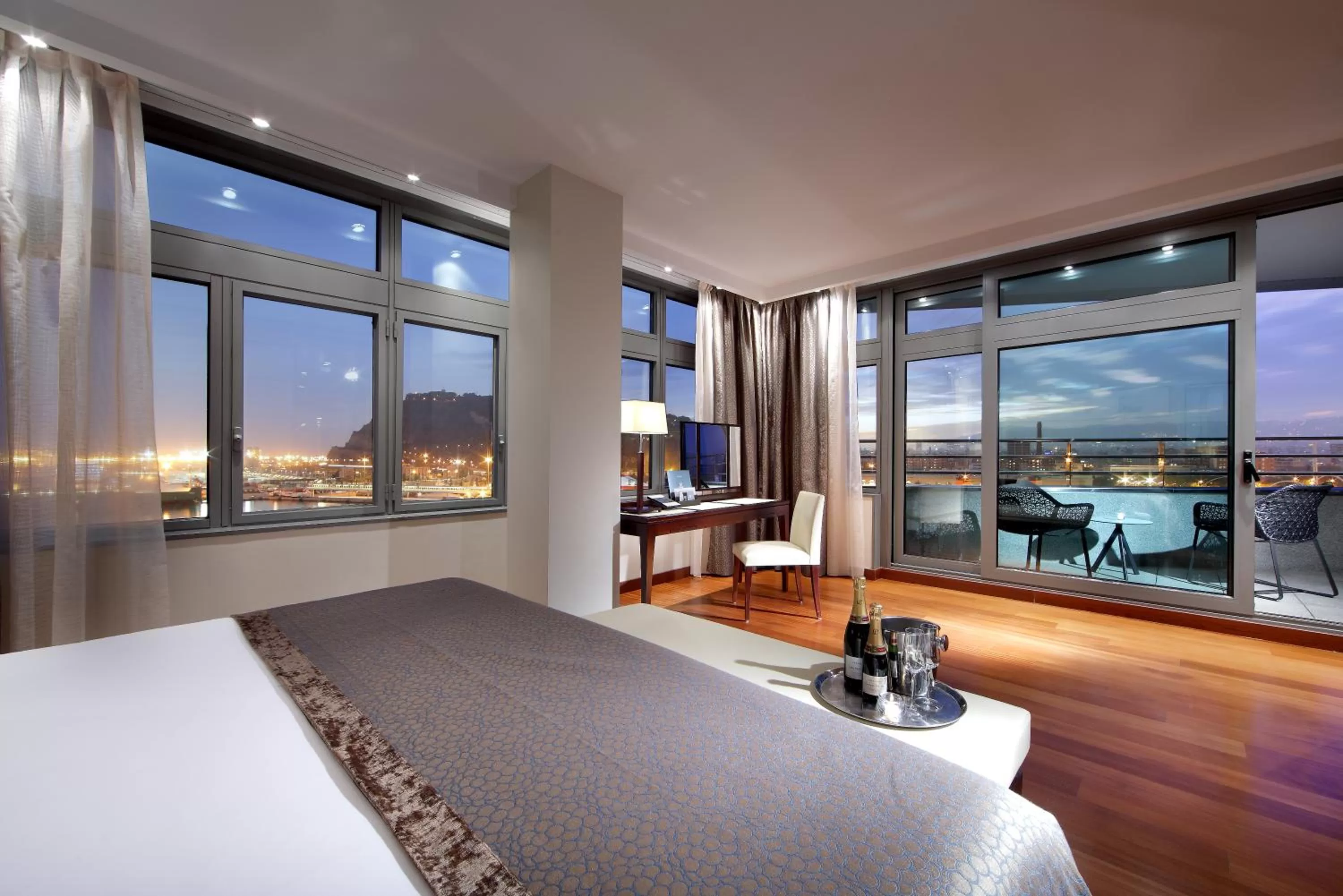 Bed in Eurostars Grand Marina Hotel GL