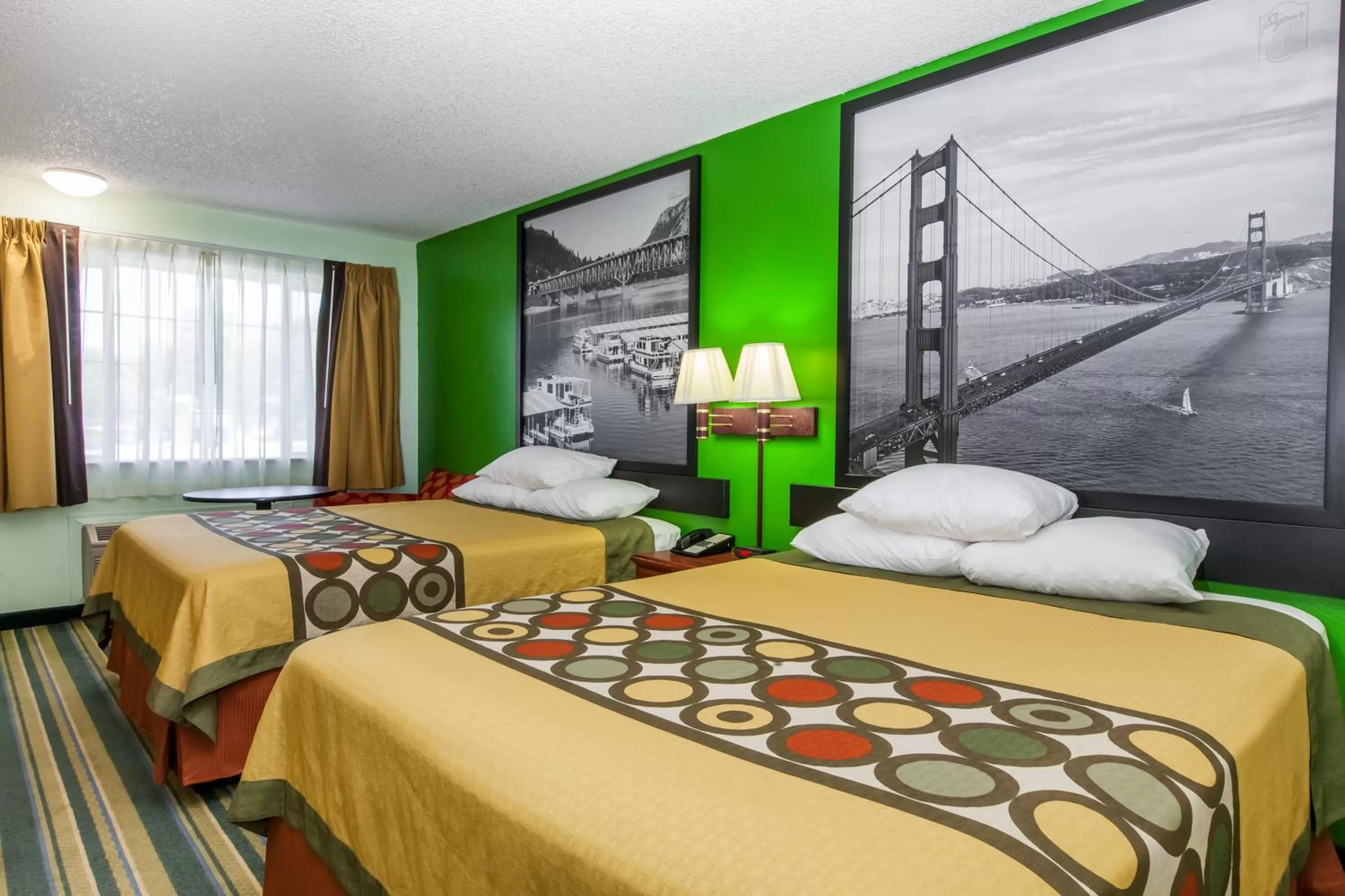 Bedroom, Bed in Super 8 by Wyndham Yreka