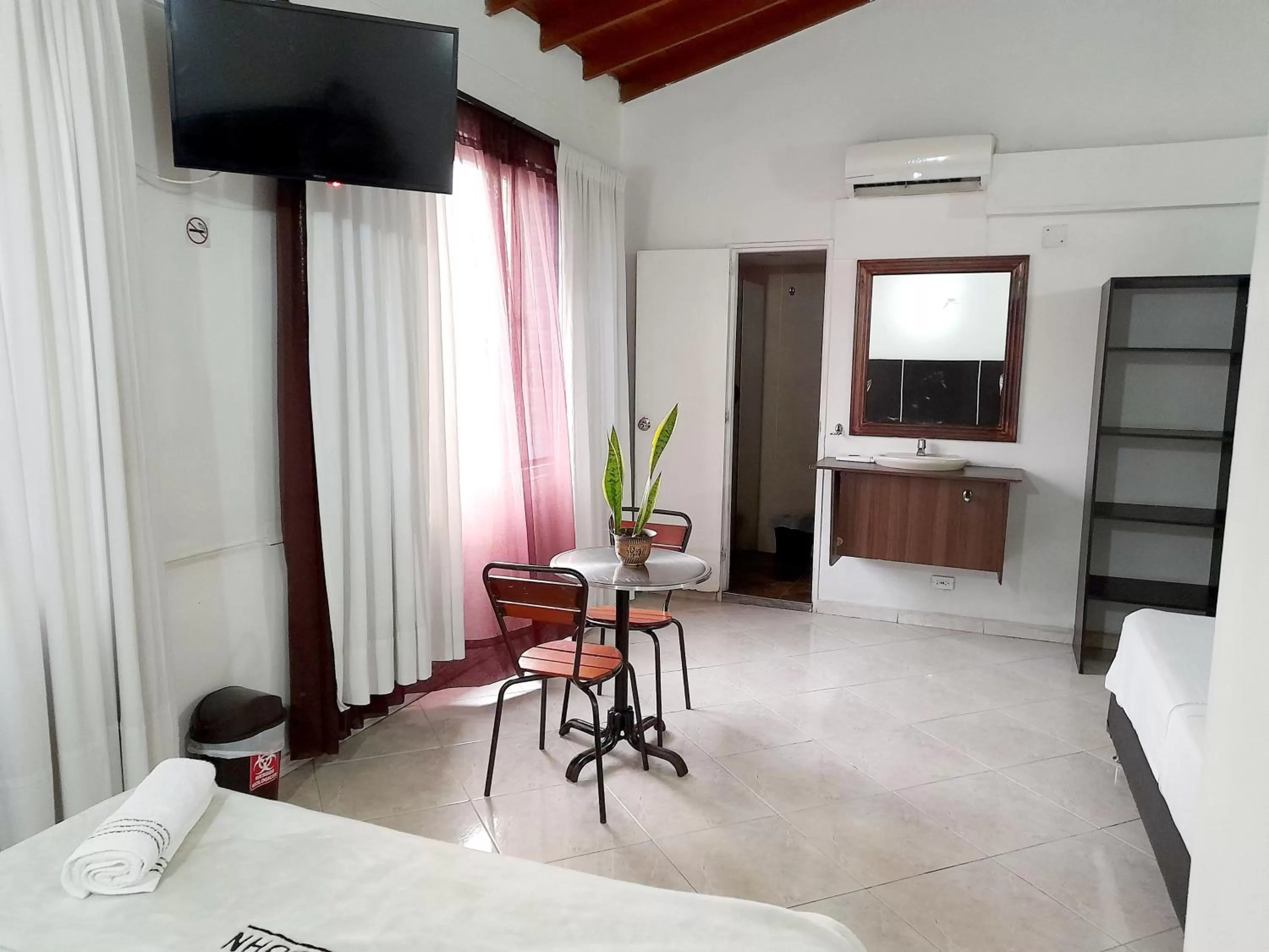 Bed, TV/Entertainment Center in Hotel Saint John