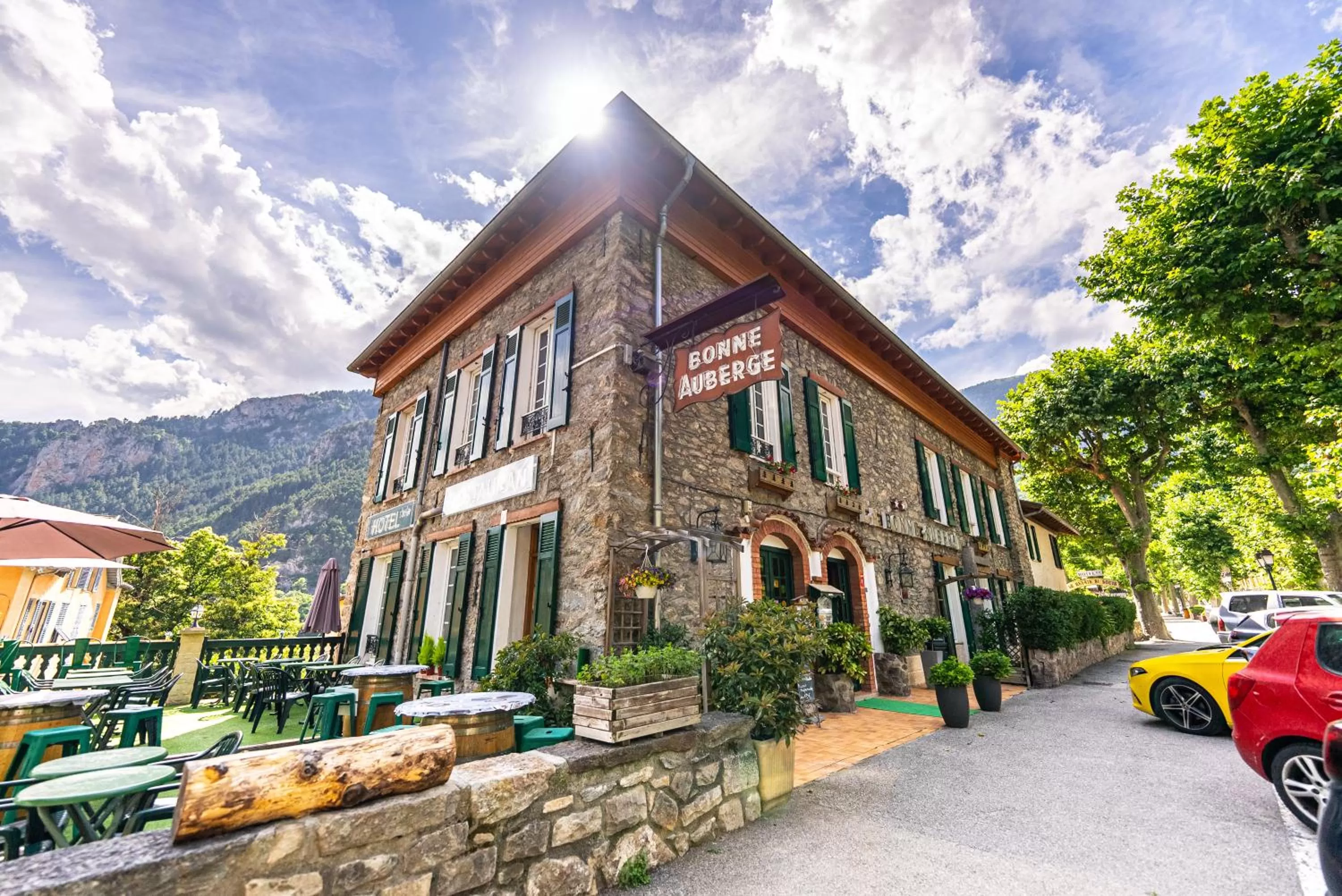 Property building in Hotel La Bonne Auberge