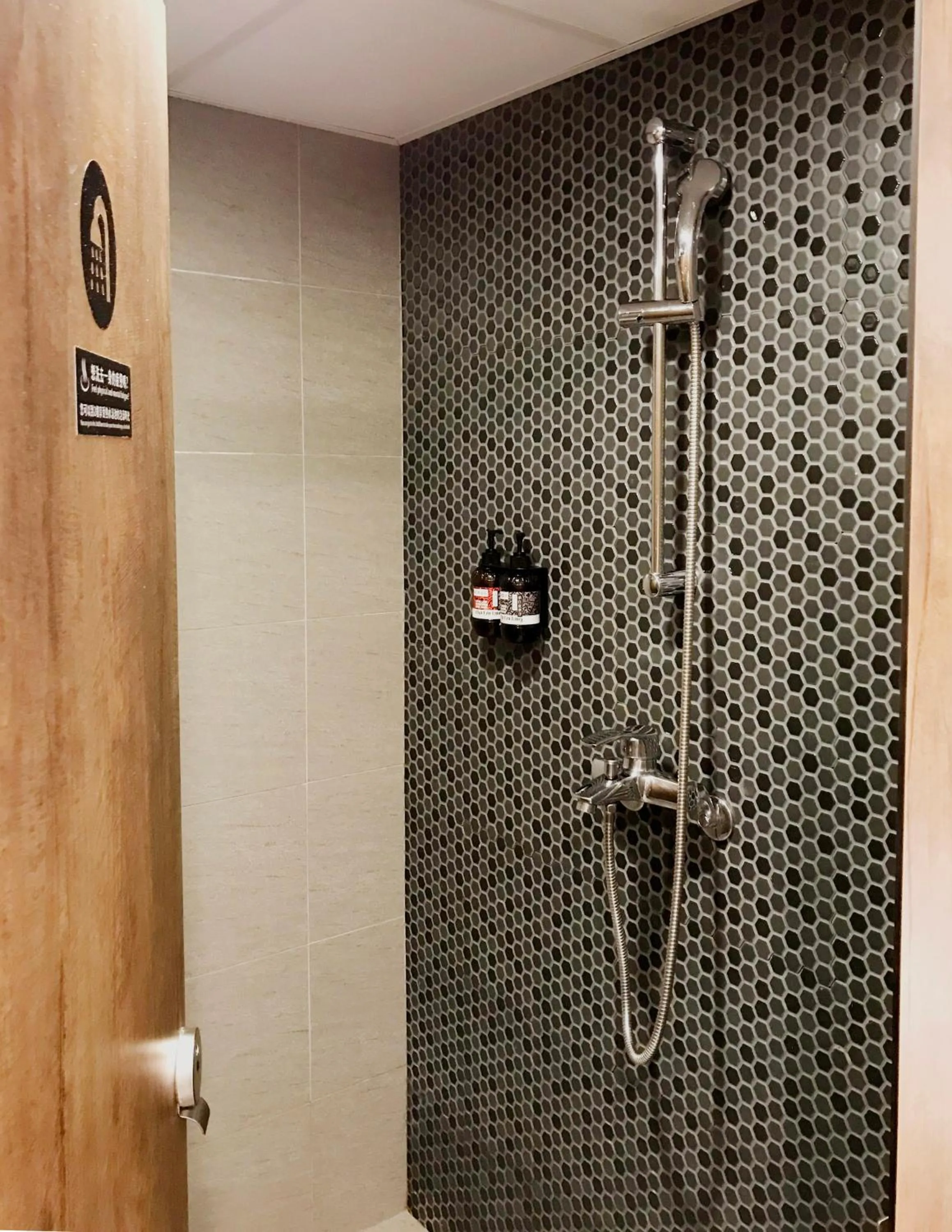 Shower in Single Inn-Kaohsiung Station