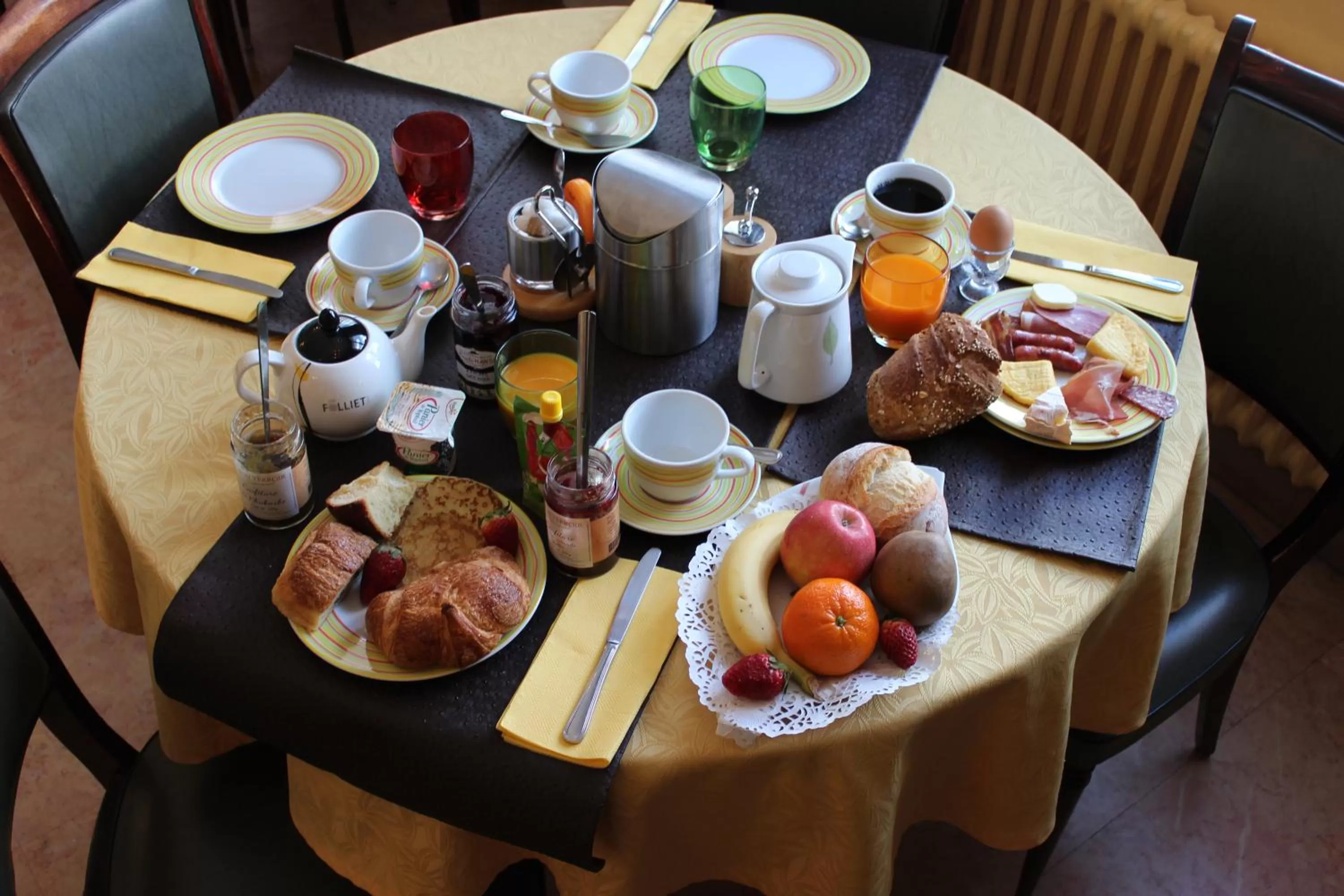 Continental breakfast in Hotel Bristol