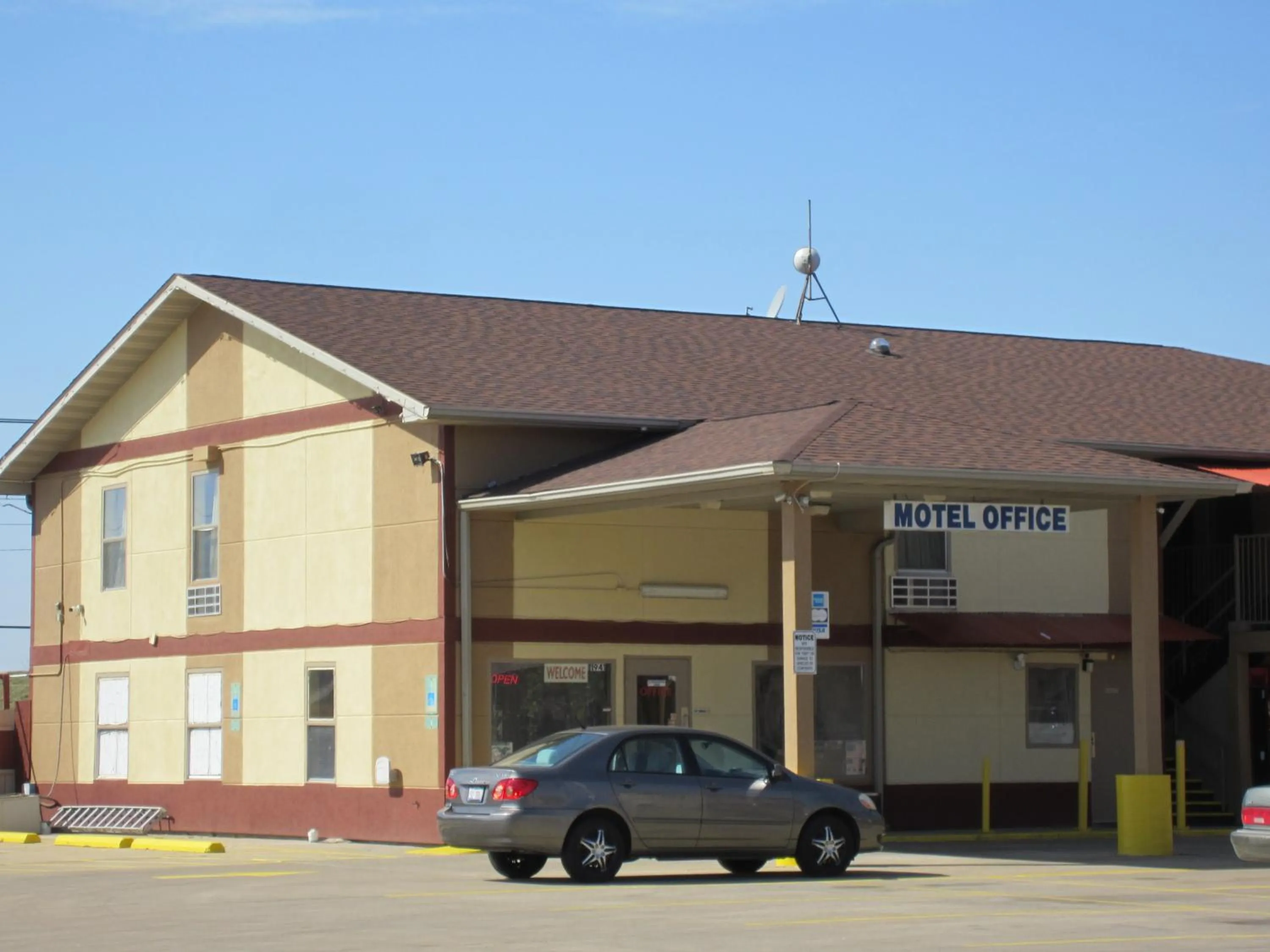 Property building in First Western Inn - Fairmont City