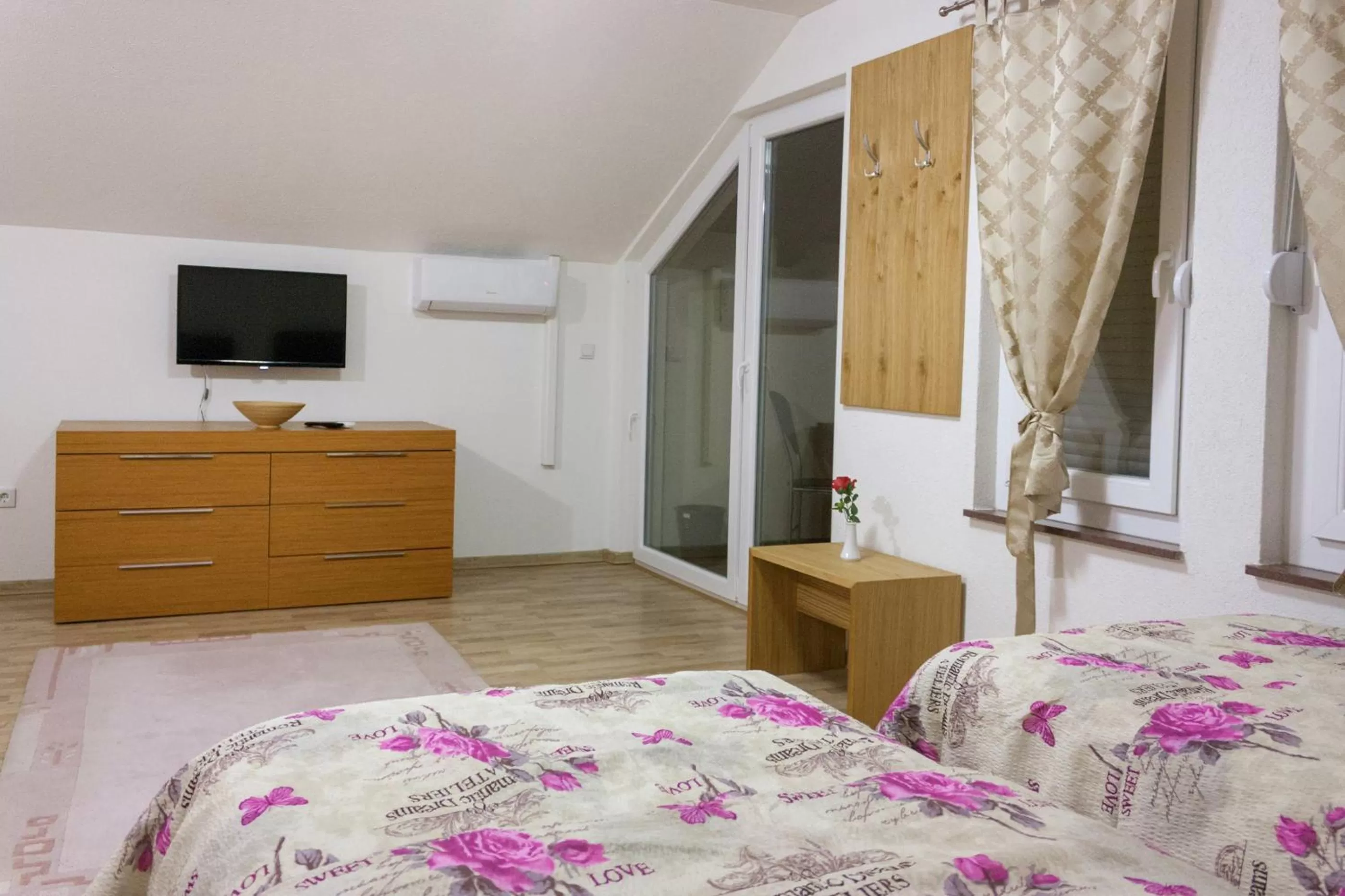 Bedroom, TV/Entertainment Center in Villa Maja